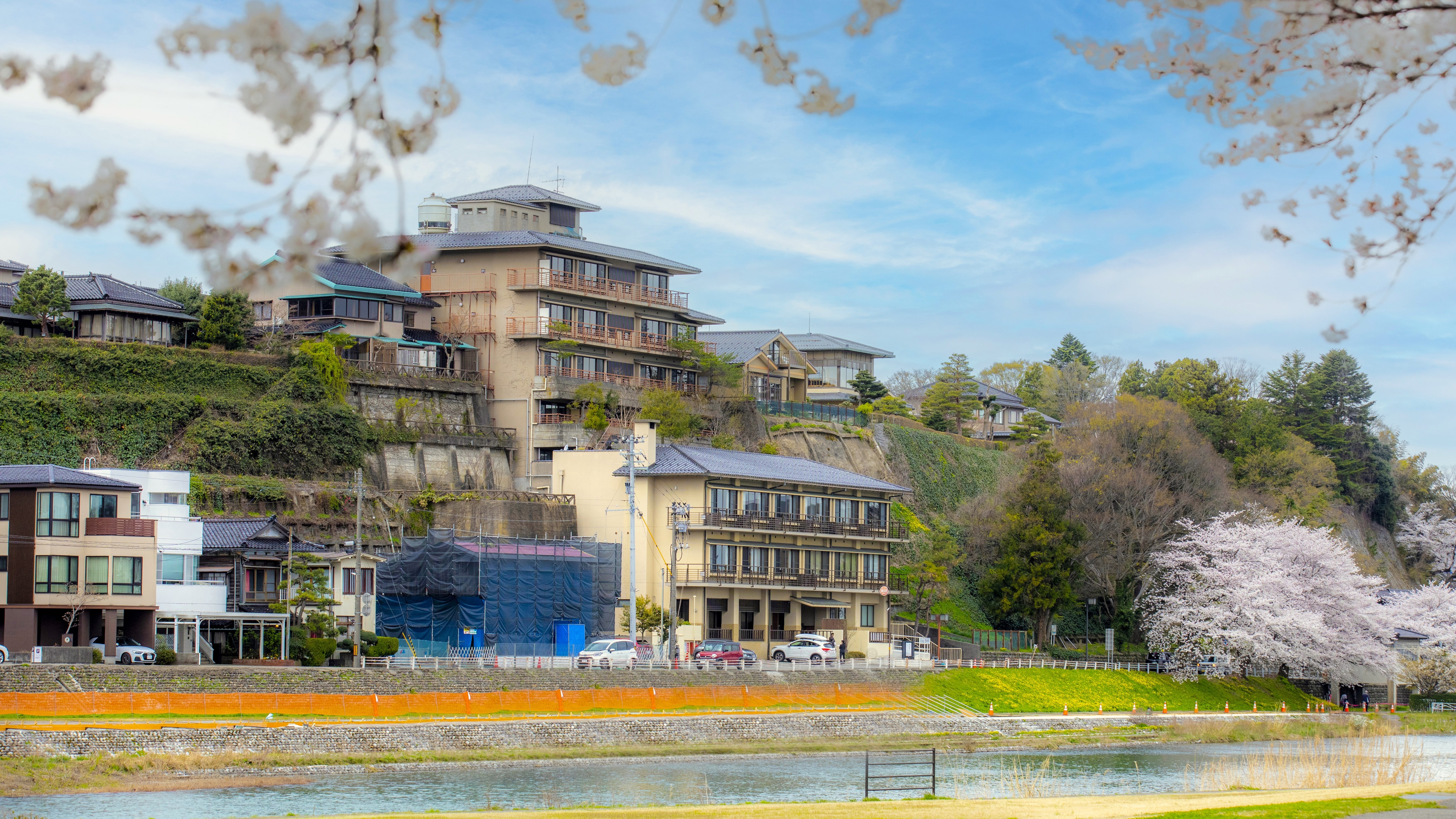 [Exterior] Spring in Kanazawa is beautiful with cherry blossoms. From the end of March to early April, you can enjoy the cherry blossoms while walking along the Sai River that flows in front of the hotel...