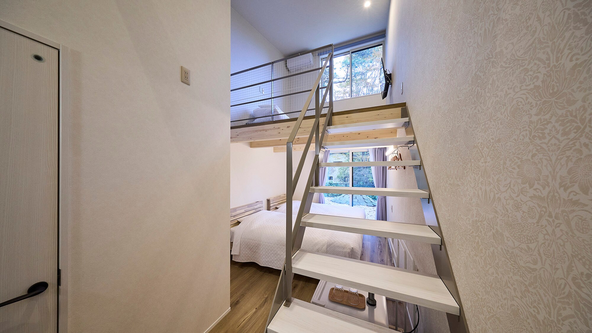 ・[Room A] A 22 square meter room with pleasant light streaming in through the window and an exciting secret base-like feel.
