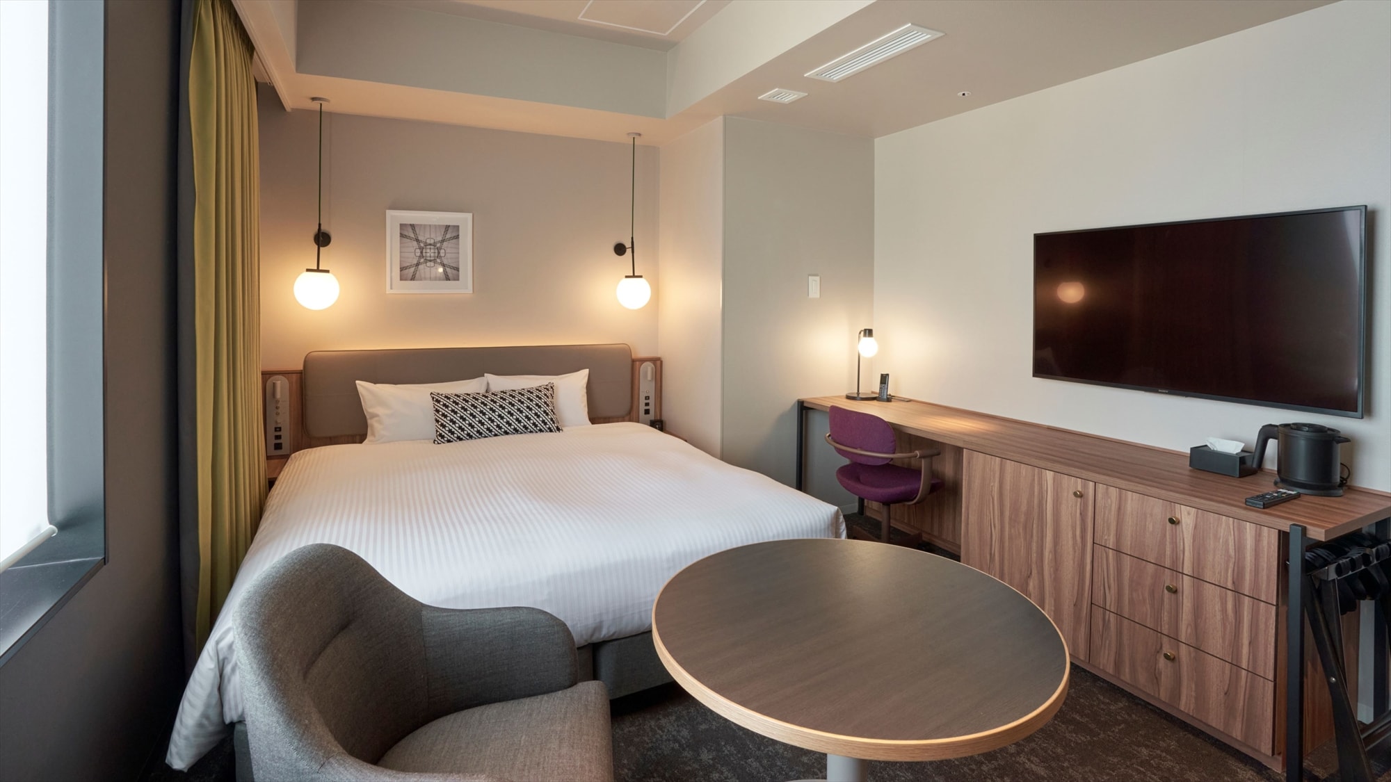 [Standard King] Spacious room type with a king bed (180 cm wide).