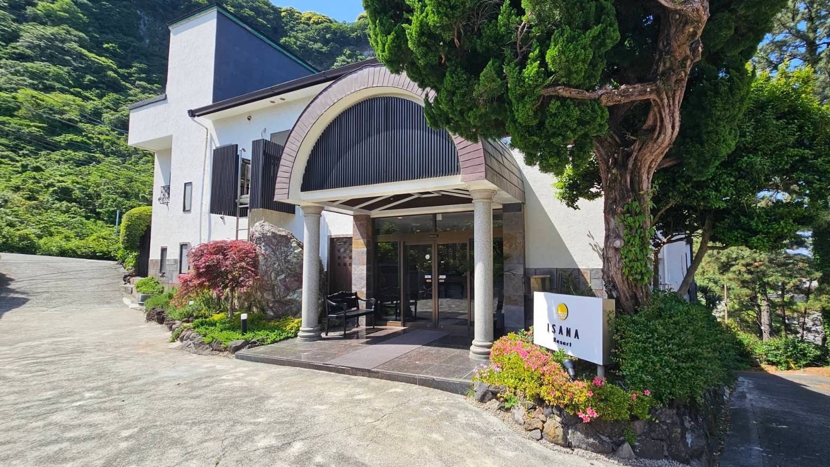 Chào mừng đến với ISANA. Hãy tận hưởng âm thanh êm dịu của sóng biển, dòng nước nóng tự nhiên và một bữa ăn thư giãn.