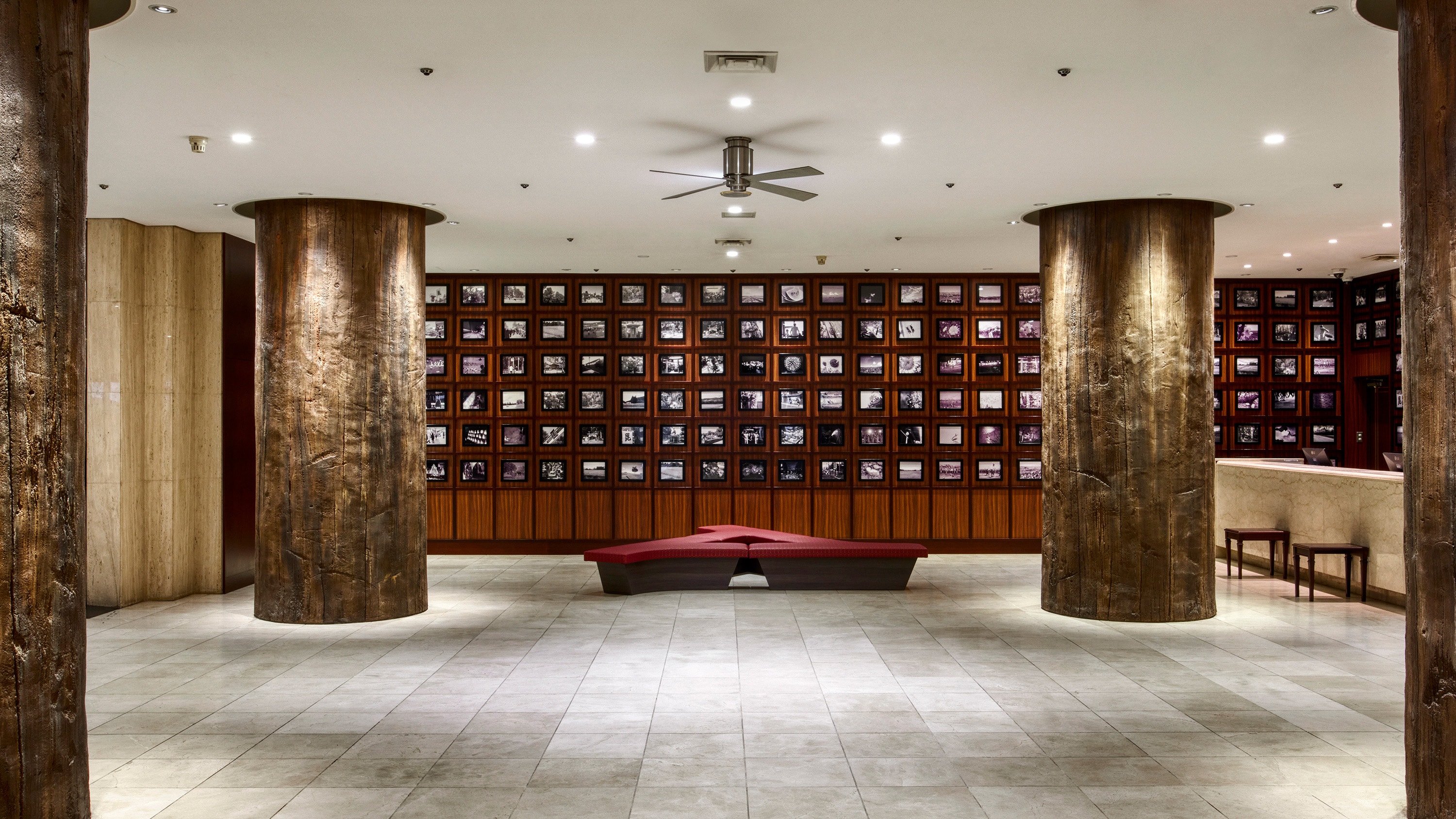 Hotel Lobby | The photographs on display tell the story of Yonezawa. The lobby is a tranquil place where you can experience the history of Yonezawa.