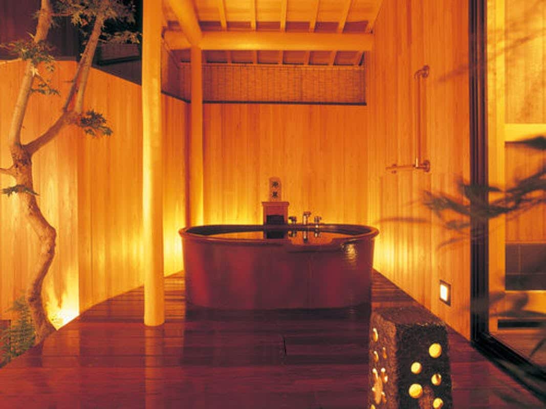 Guest room with open-air bath in a remote garden [Shofuan]