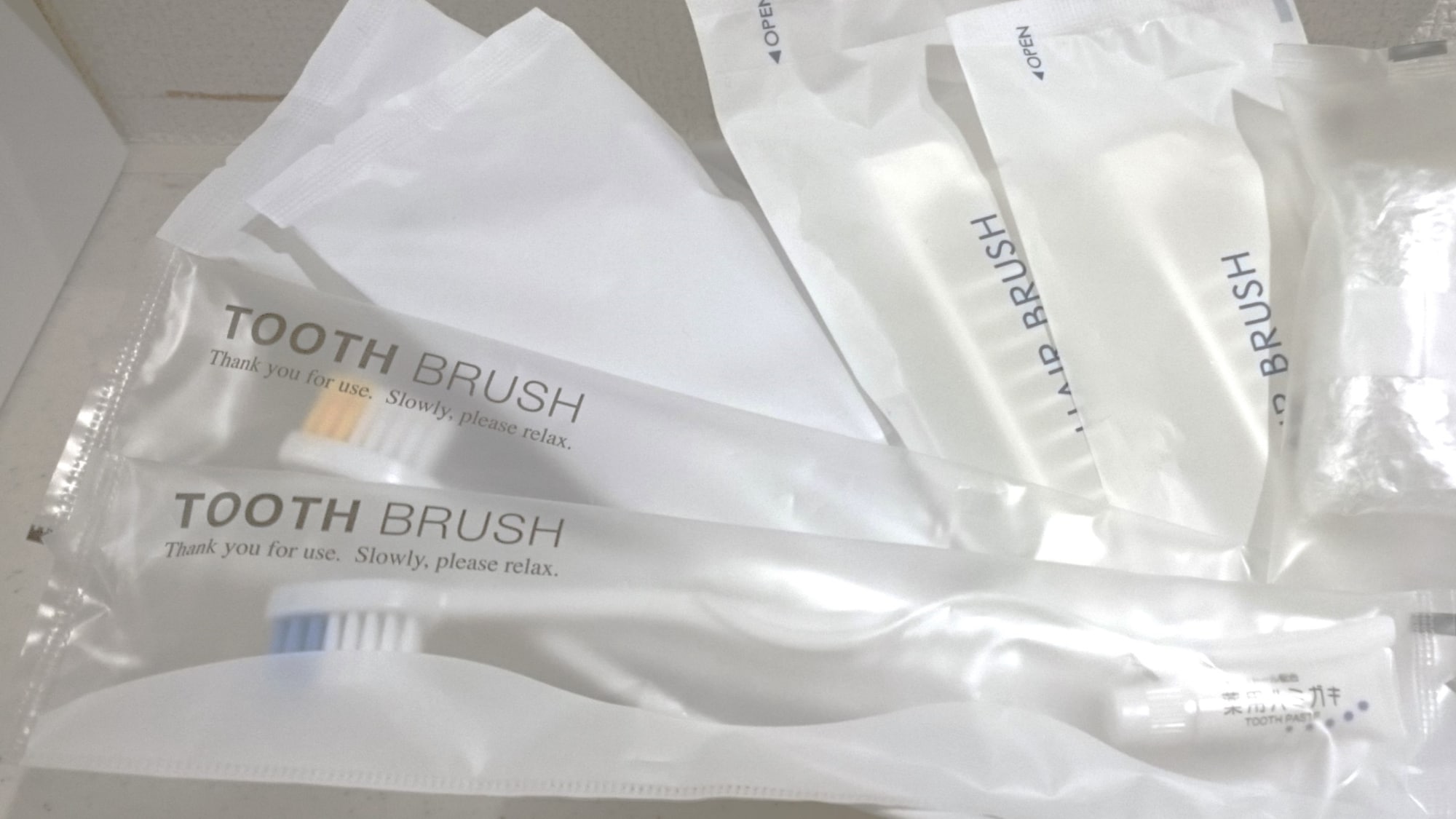 [Amenities] Basic amenities such as a toothbrush, razor, and hairbrush are provided.