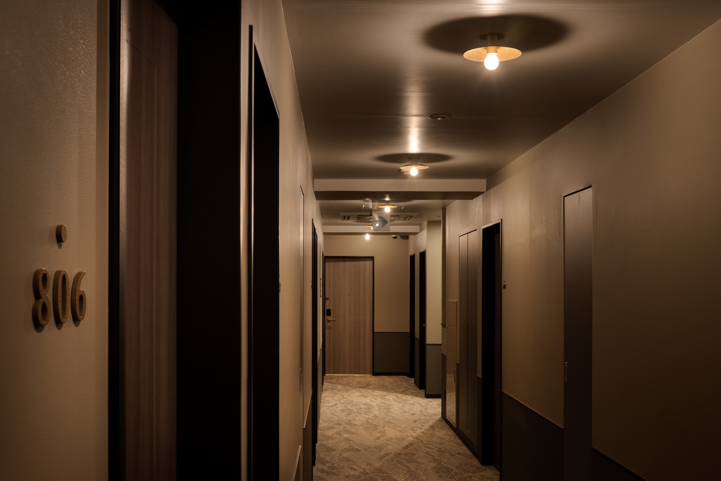 Corridor Produces a fashionable space with lights that are particular about the elegant design.