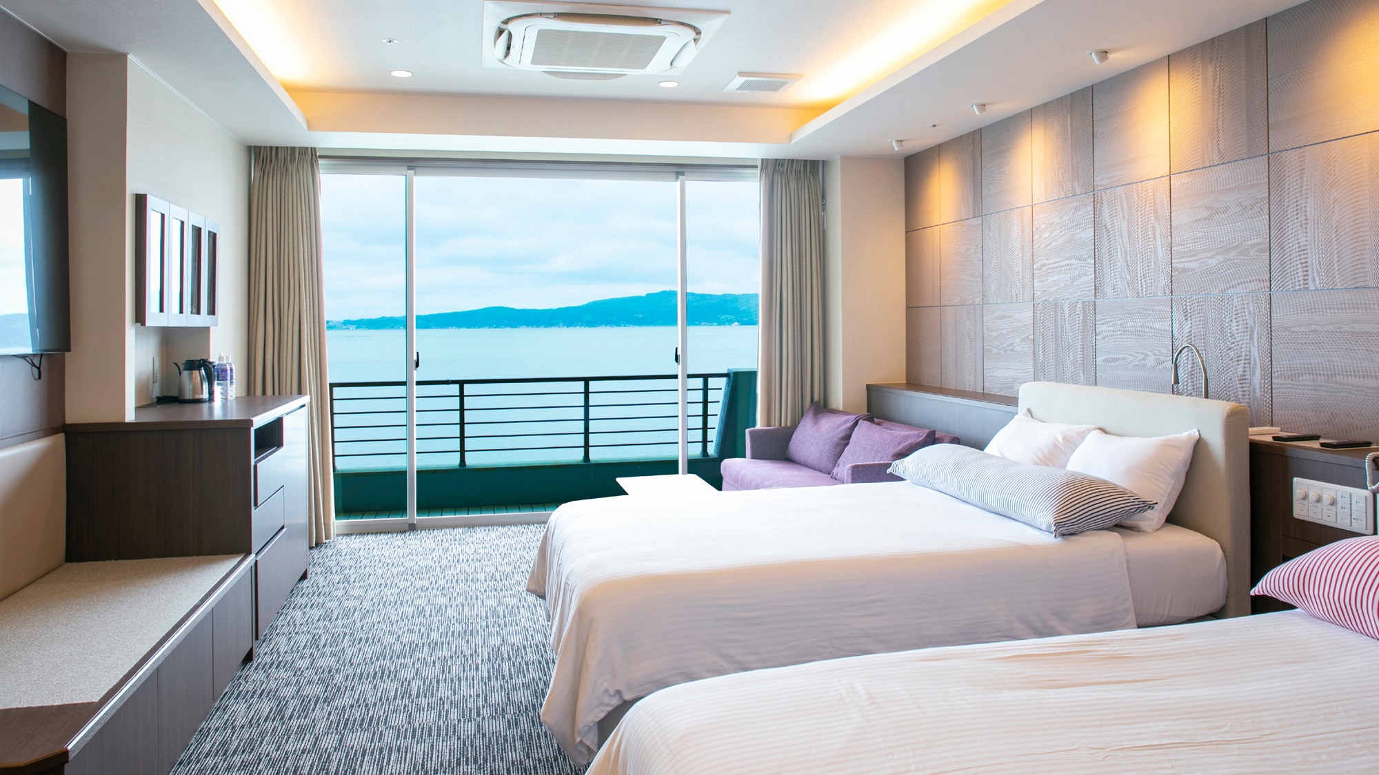 Phòng kết hợp phong cách Nhật Bản và phương Tây với bồn tắm bán ngoài trời (suối nước nóng) [Ví dụ về phòng khách]