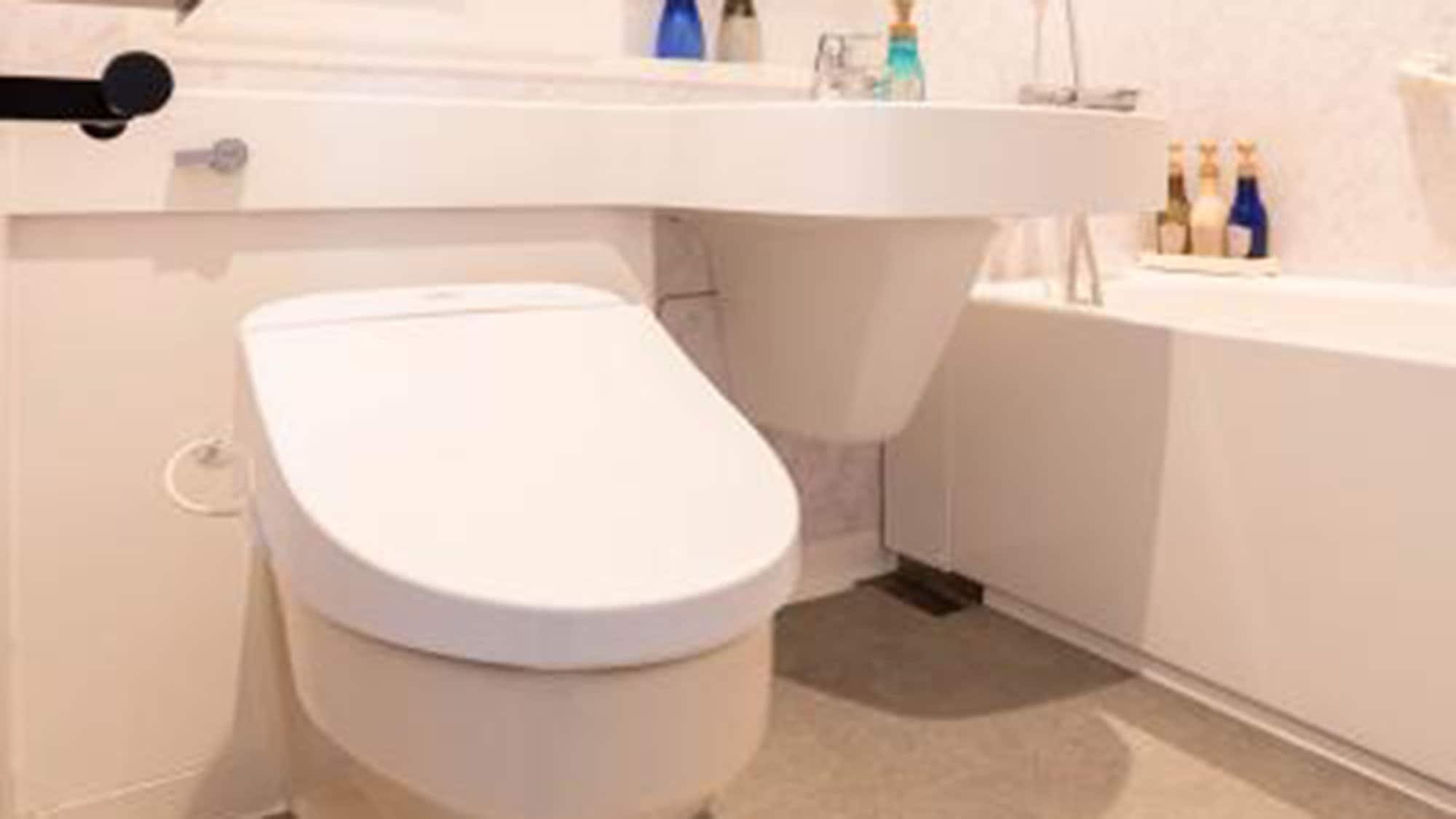 Pool view twin unit bath and toilet