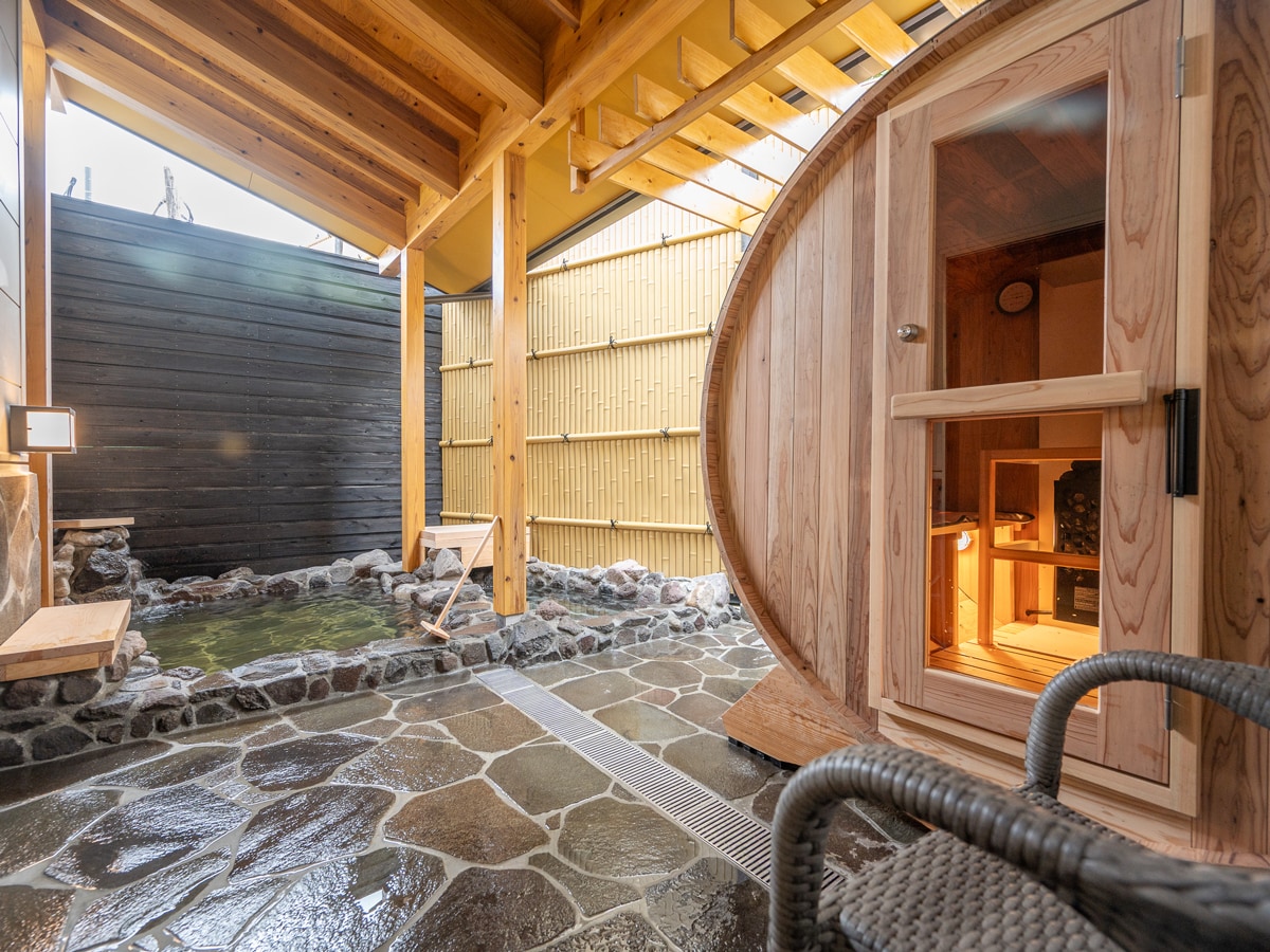 [Nhà biệt lập 2 tầng/lol] <Phòng đôi/Không hút thuốc> Phòng tắm ngoài trời và phòng xông hơi khô dạng thùng