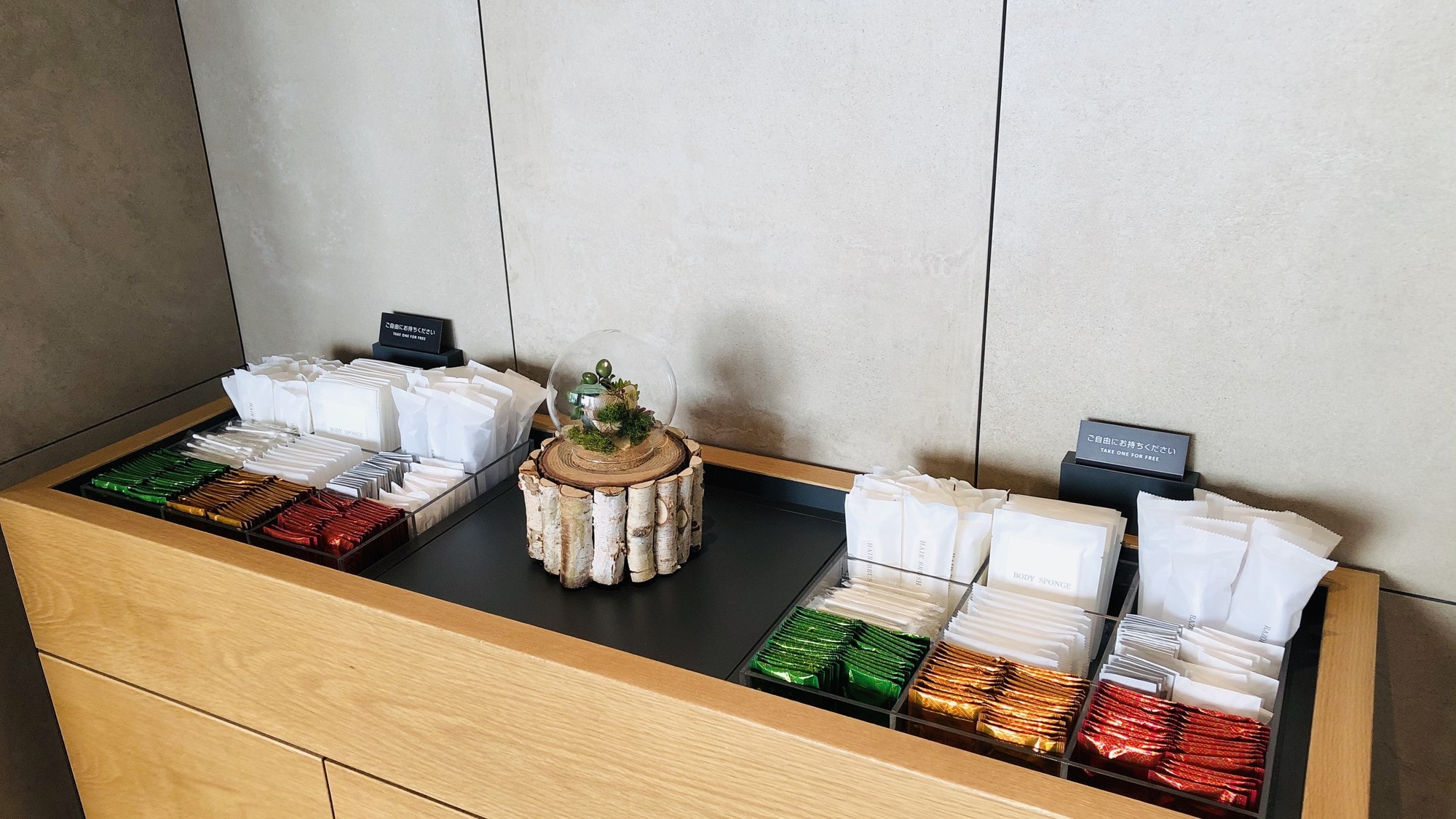 1F amenity box. Toothbrushes are provided in the guest rooms. Please bring other amenities from here.
