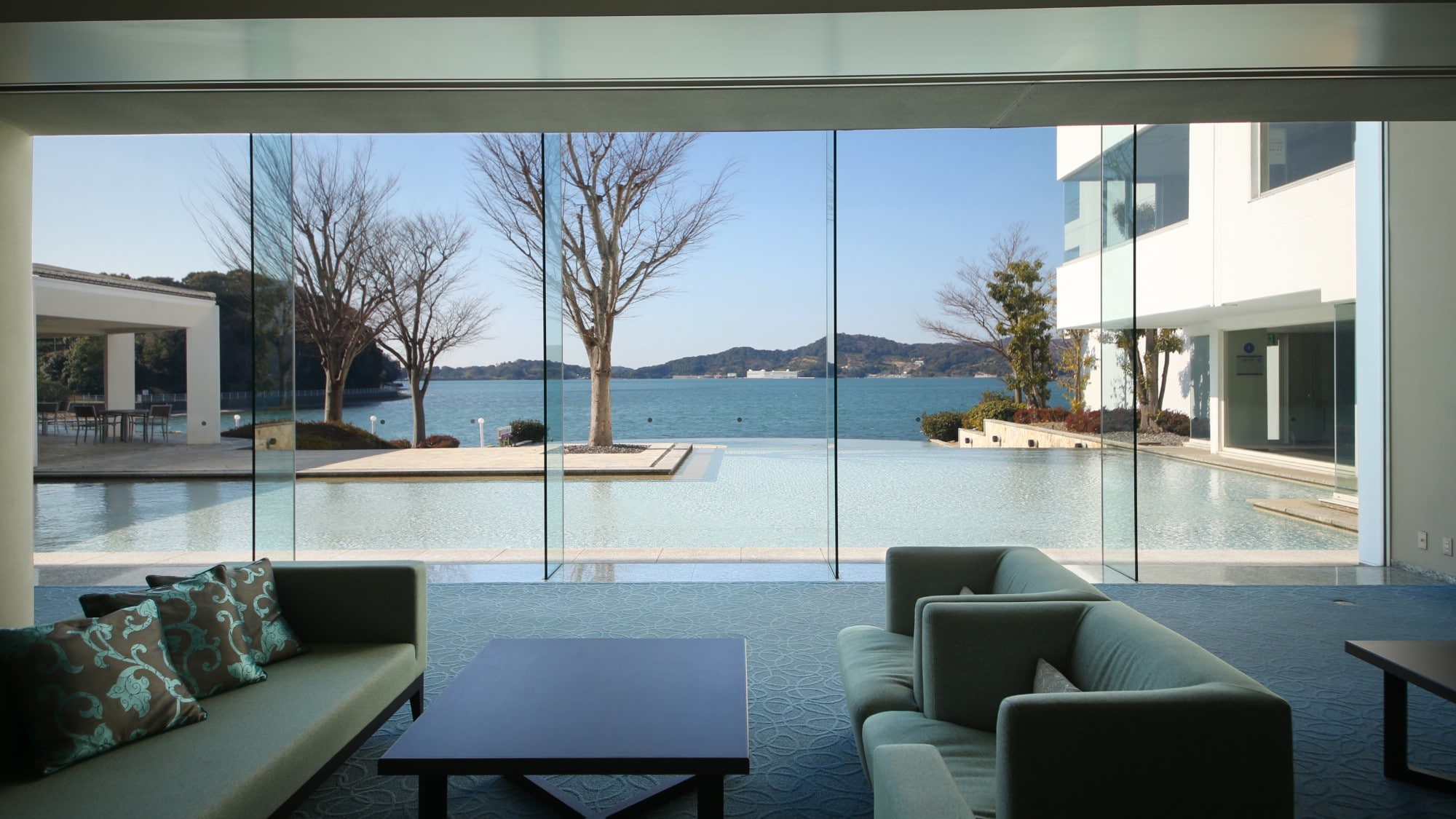 [Inside the hotel] Lounge | From the lounge you can enjoy a panoramic view of Lake Oku-Hamanako, offering a very open and spacious atmosphere.