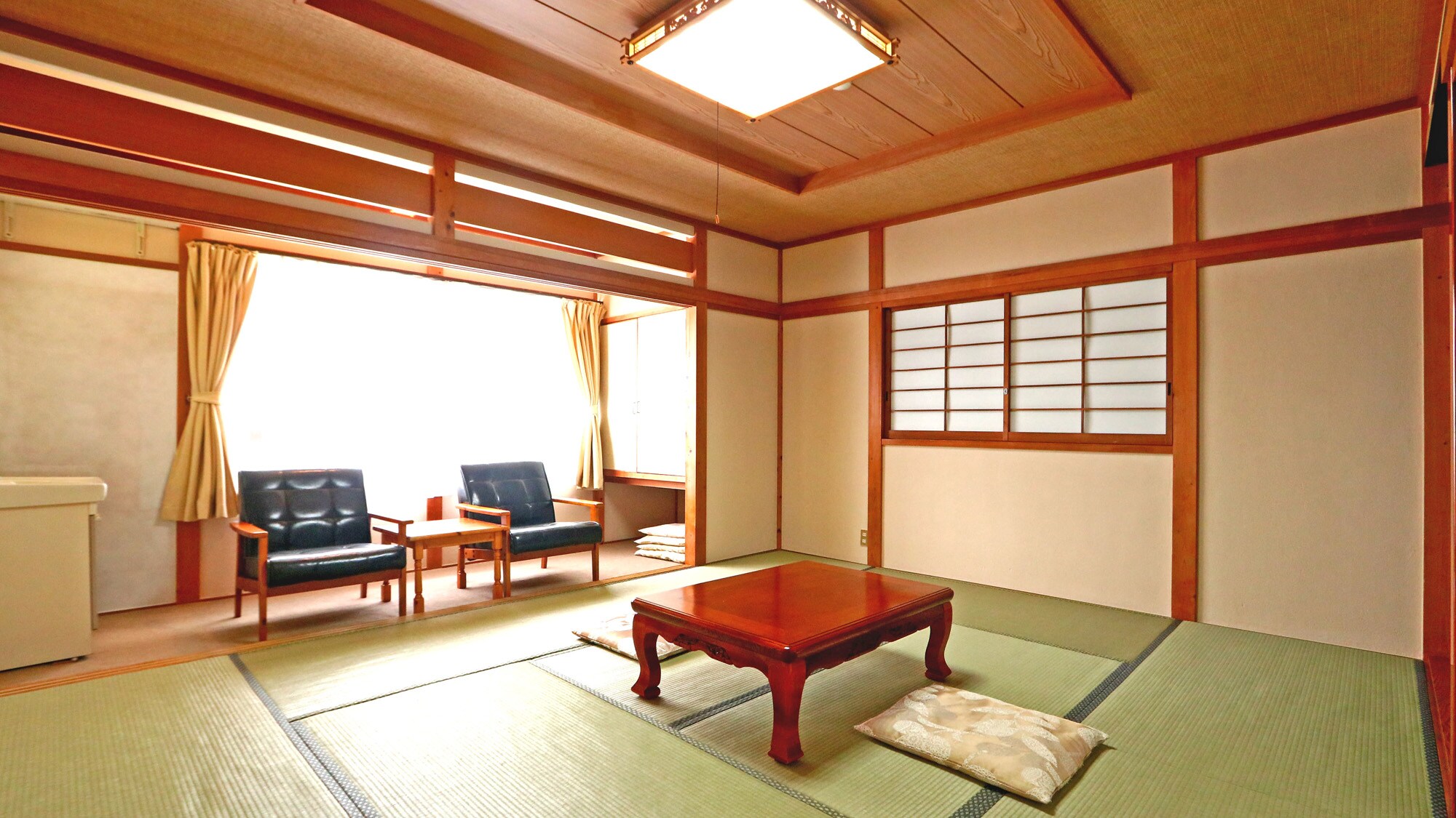 Japanese-style room: Please relax in a calm atmosphere in this pure Japanese-style room.