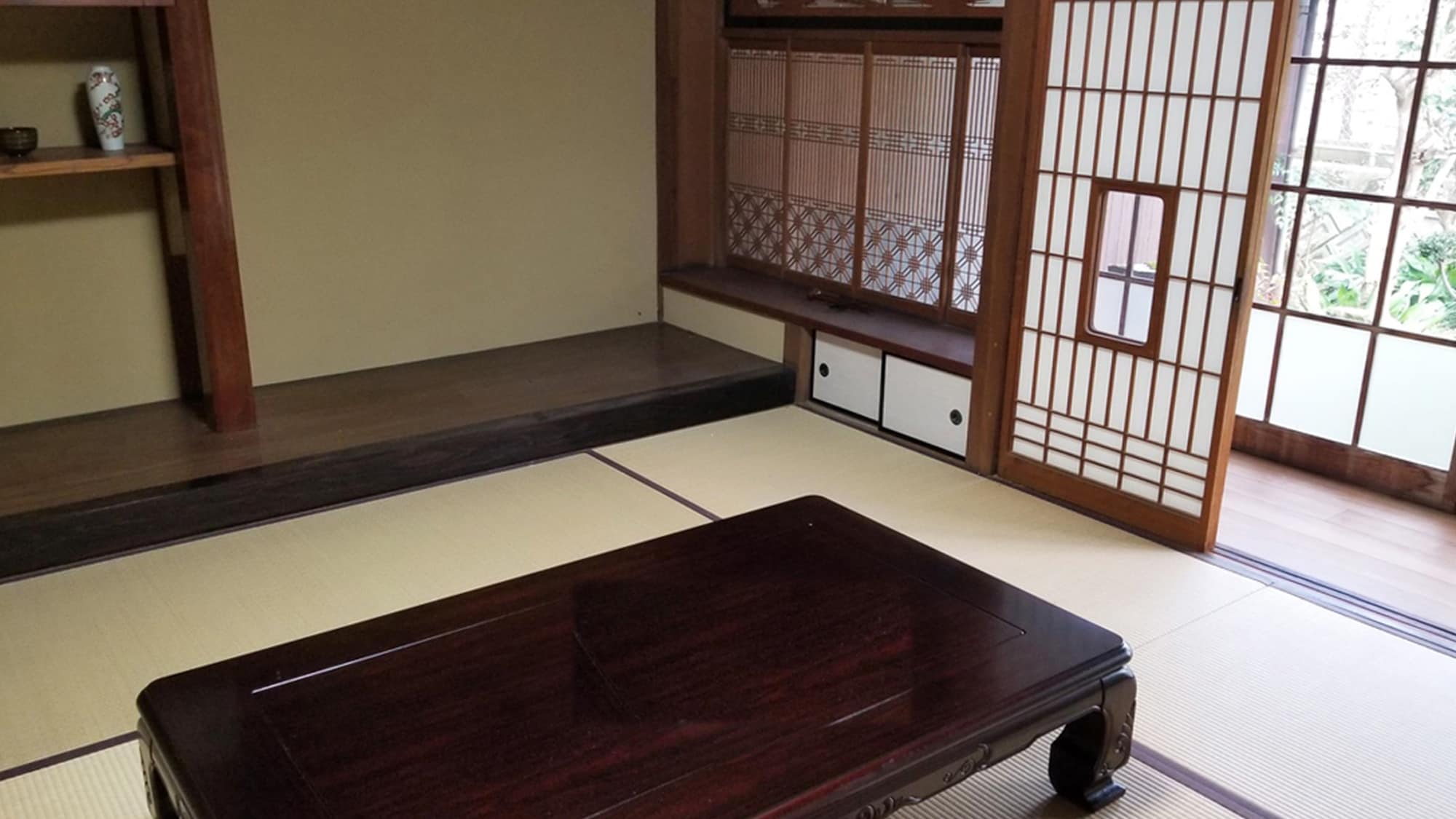 ・ A traditional Japanese-style room. Fine work is applied to the columns and shoji.