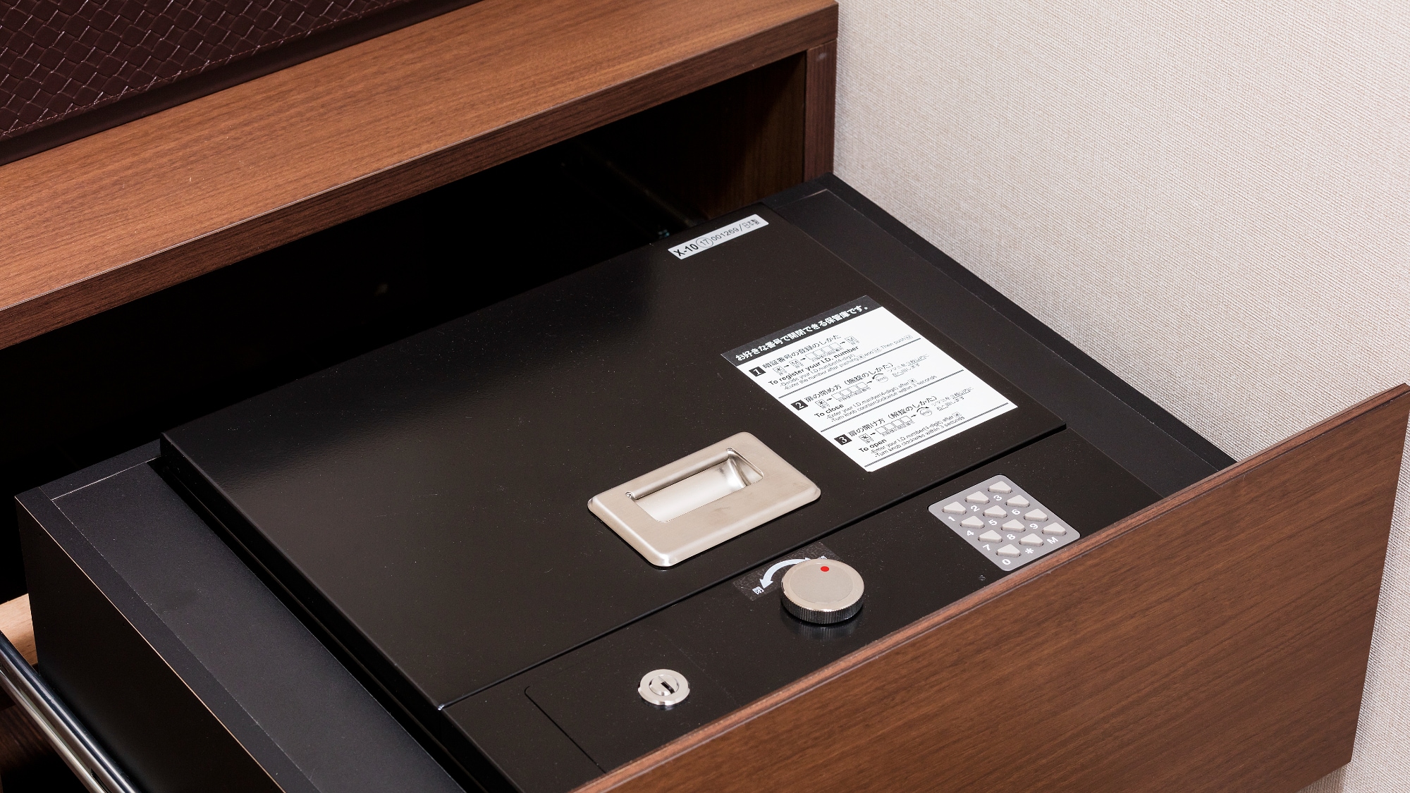 ◇Guest room safety deposit box (image)