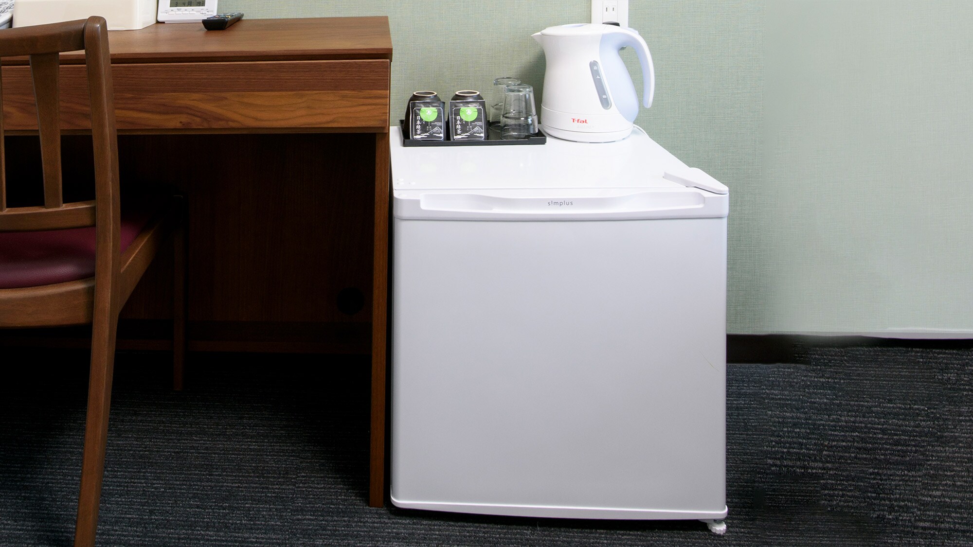 Equipped with a refrigerator (empty) Feel free to bring in food and drinks and use them as you wish.