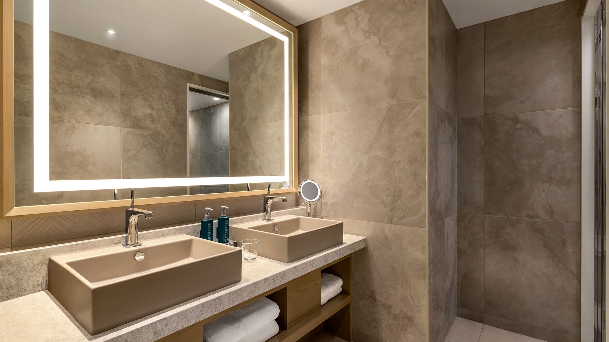Deluxe Suite King (Non-Smoking) Bathroom