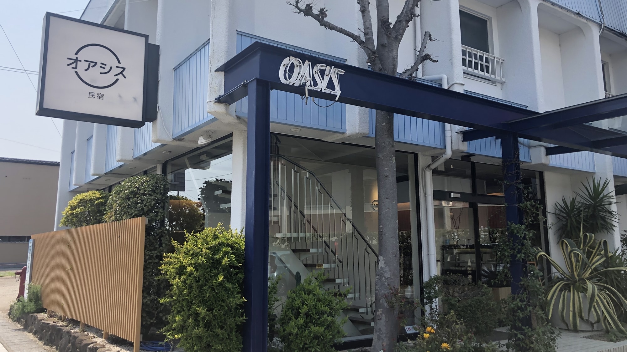 * [Appearance] The appearance based on blue and white in a corner of the so-called "Olive Street".