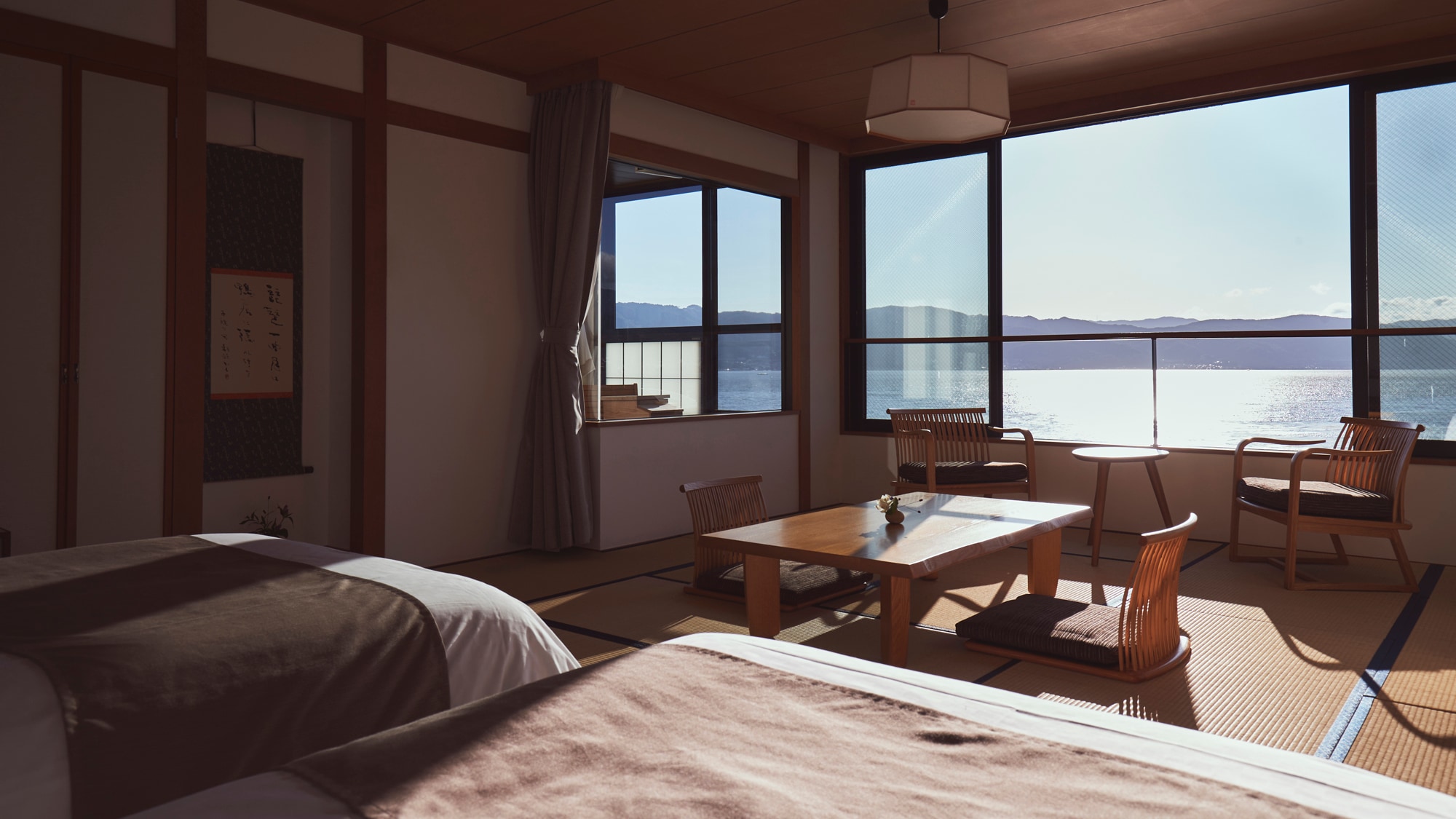 Ruang santai dengan kamar bergaya Jepang dan tempat tidur [Tipe standar]