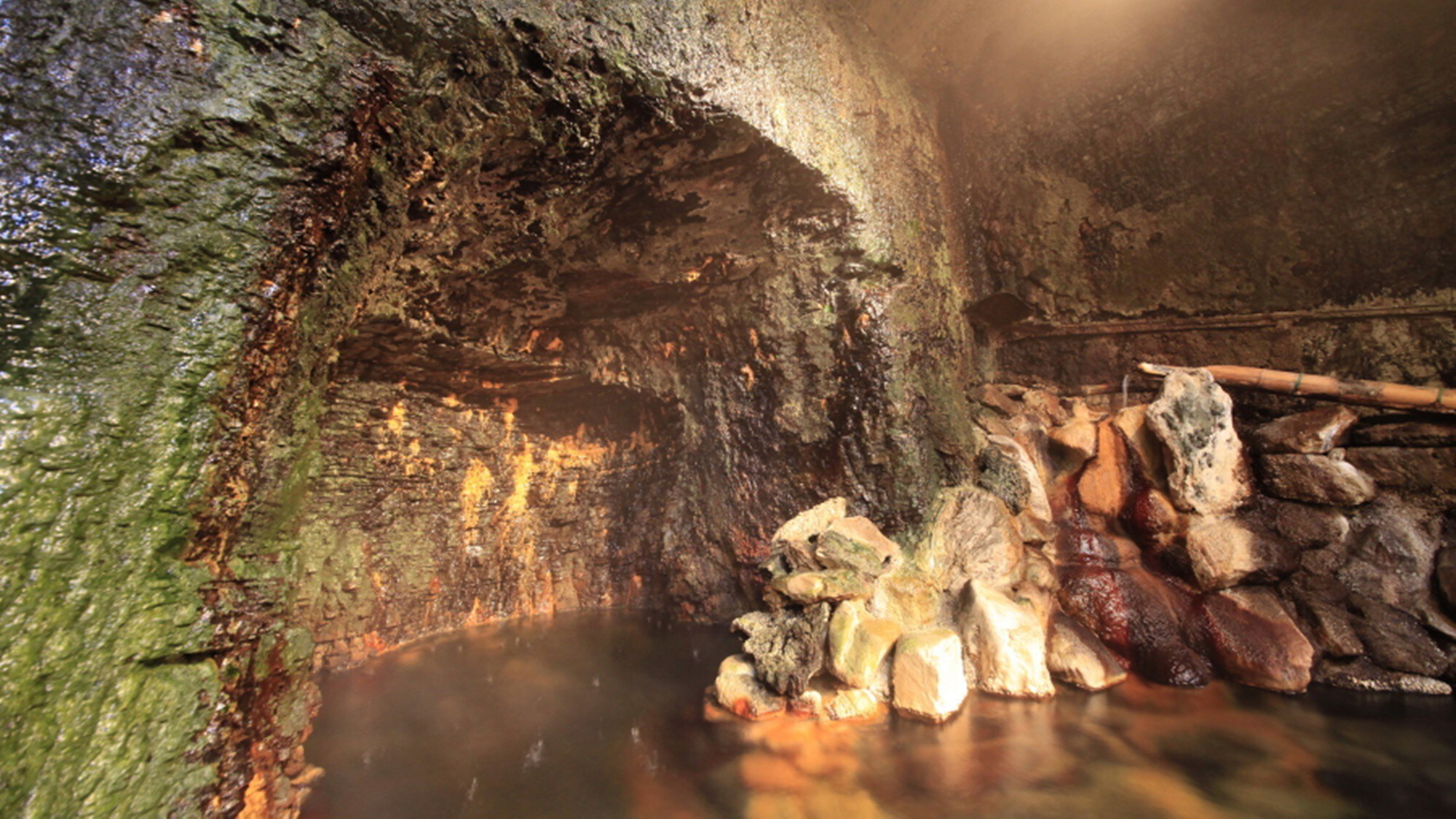 [Cave bath] A cave bath with smooth spring water.