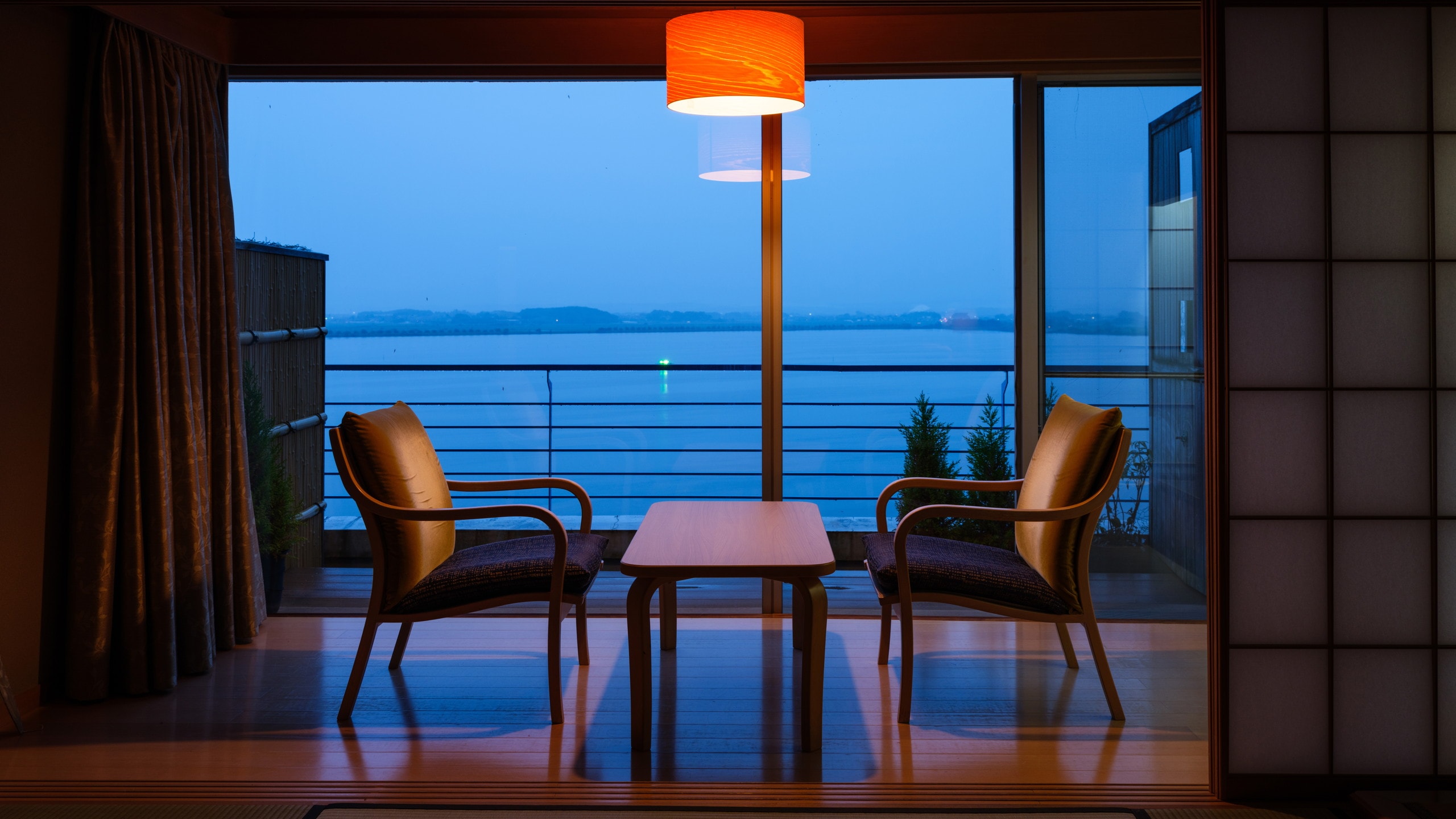 [Top floor Japanese-Western style room] Wide veranda