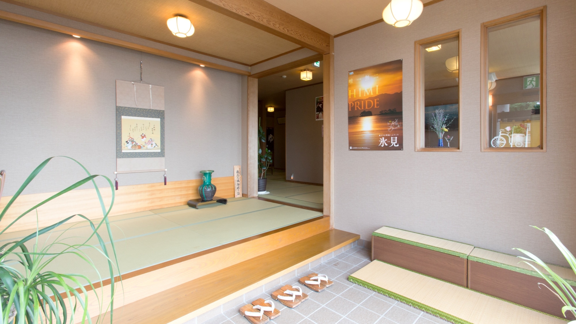 室內從進門到房間都鋪滿了榻榻米。