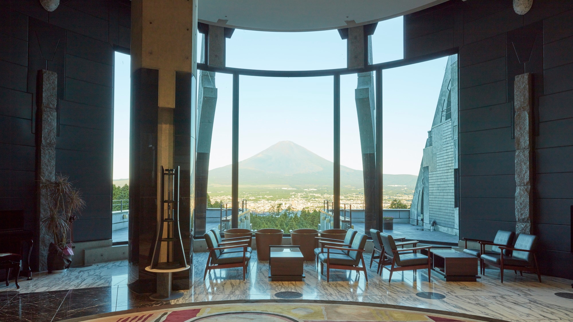 You can see the magnificent view of Mt. Fuji from the front of the lobby.