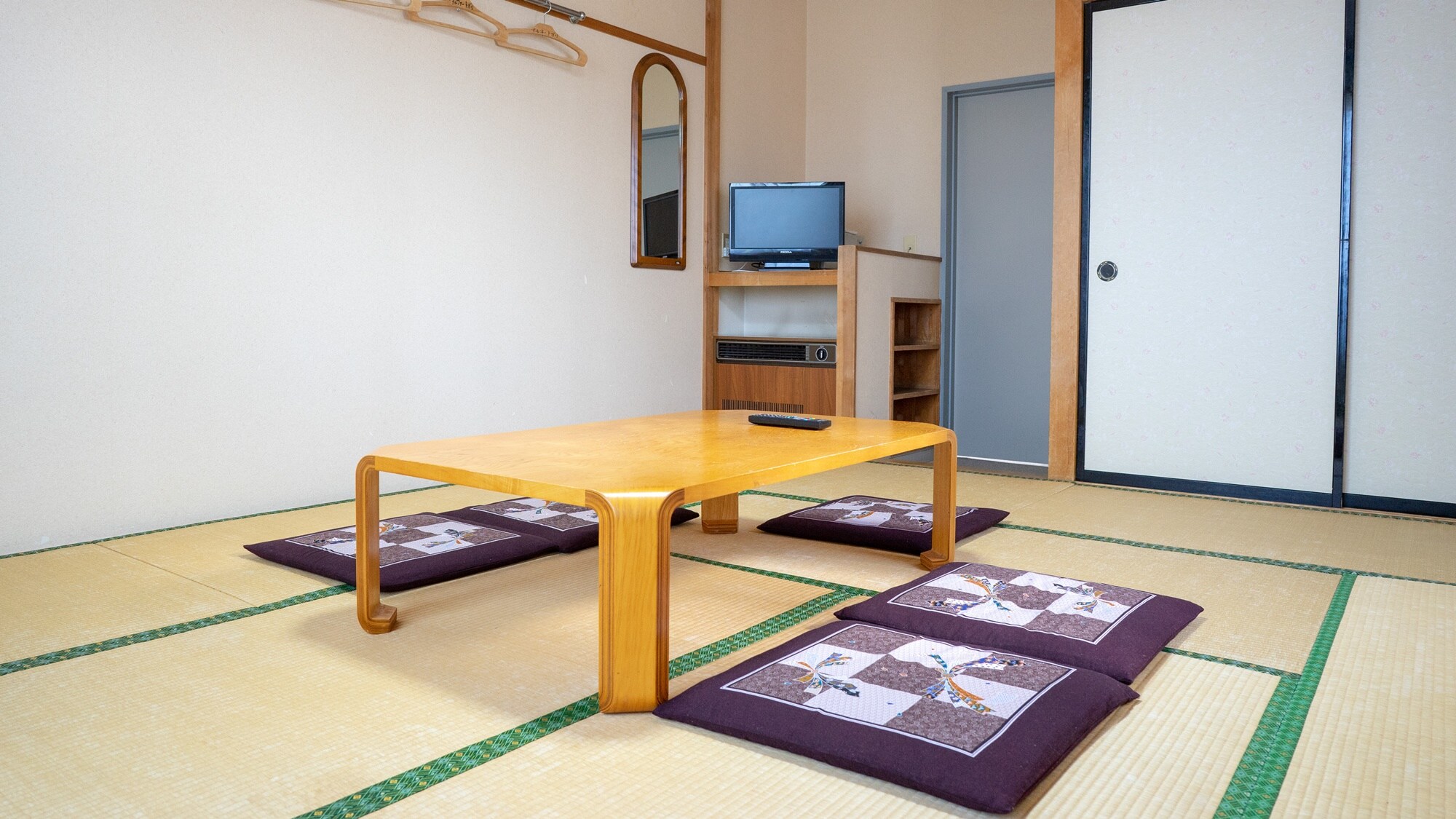 After eating delicious soba noodles and soaking in the hot springs, please relax in your room.