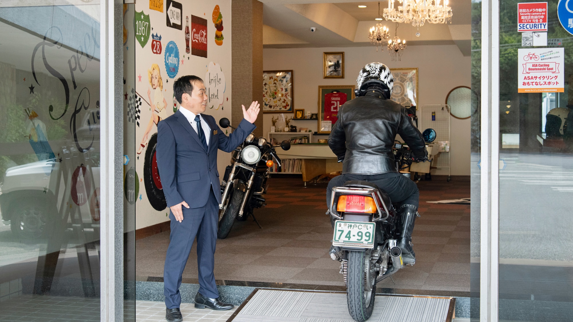 *[酒店服务] 在建筑物内骑行时骑车进入！