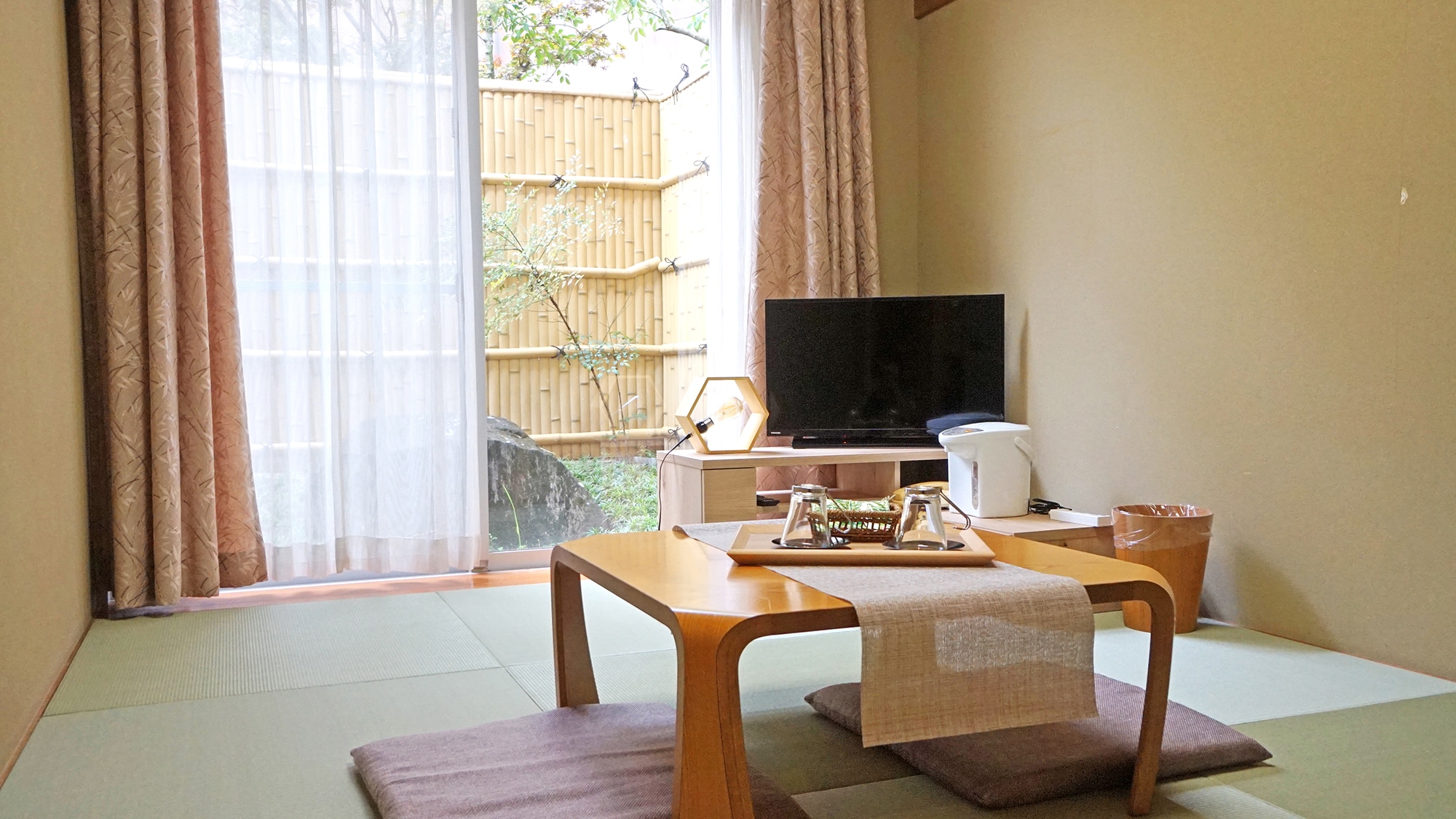 [Japanese-style room with hot spring (daytime)] 8 tatami mats ◆ Guest room ◆ Futon 1 to 3 people