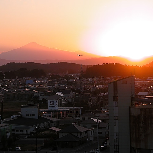 [Pemandangan sisi Gunung Chokai] Gunung Chokai saat senja juga merupakan pemandangan yang indah. Ini adalah pemandangan yang memberi Anda waktu untuk "melupakan waktu".