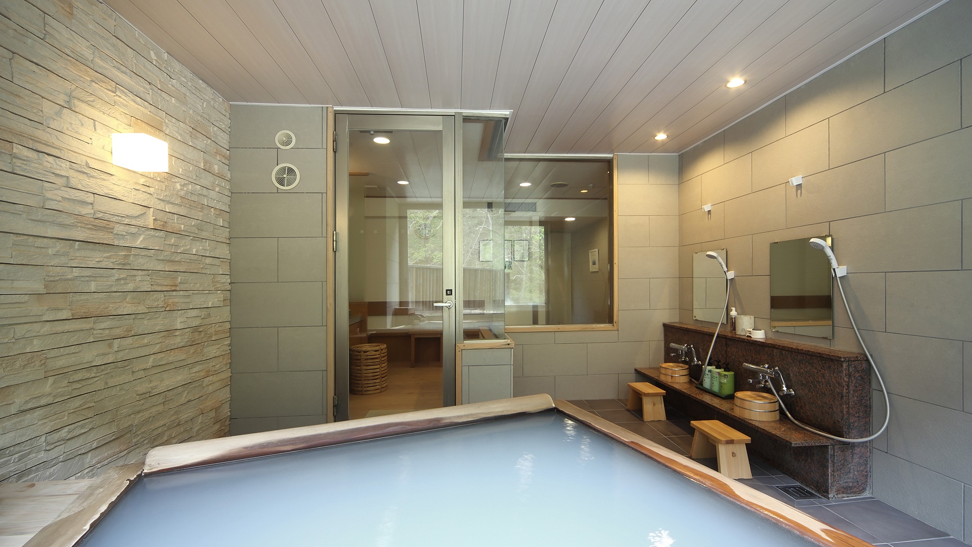 [Chartered bath Nakamado] Slowly enjoy the cloudy hot springs