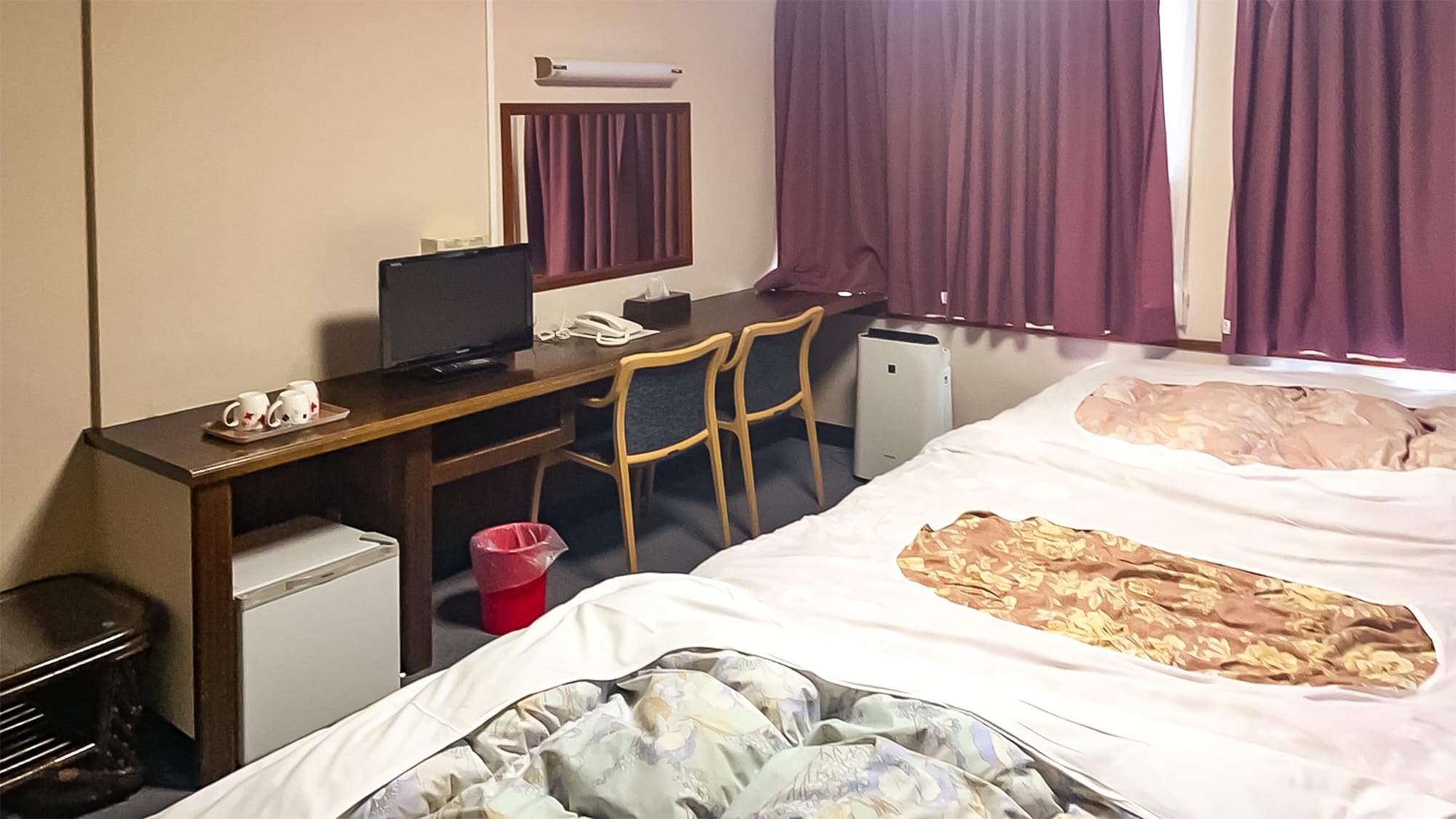 ・Twin room example: Up to 3 people can stay in this room by using an extra bed.