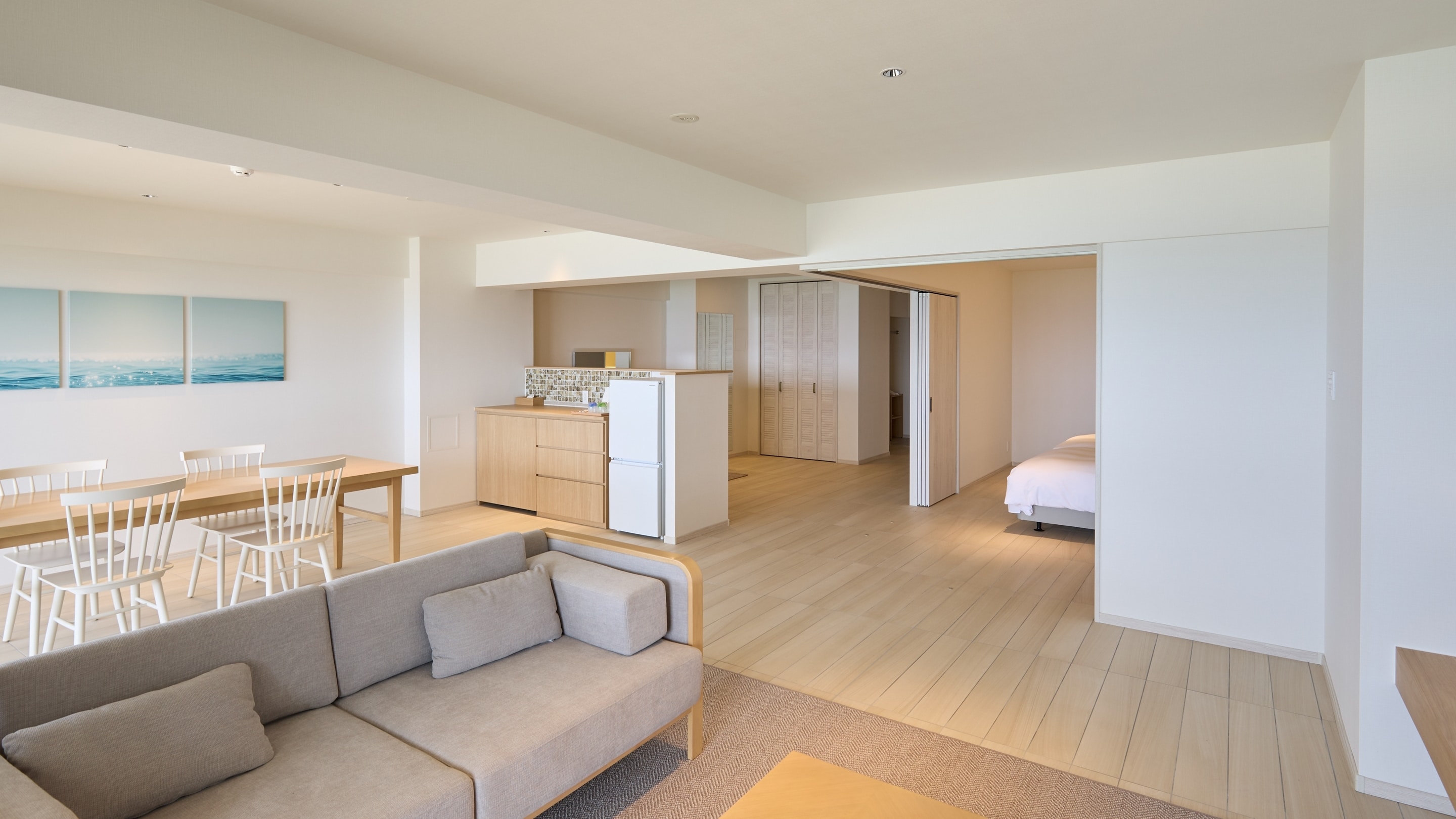 *[Deluxe Twin] Relax in the bright and open living room