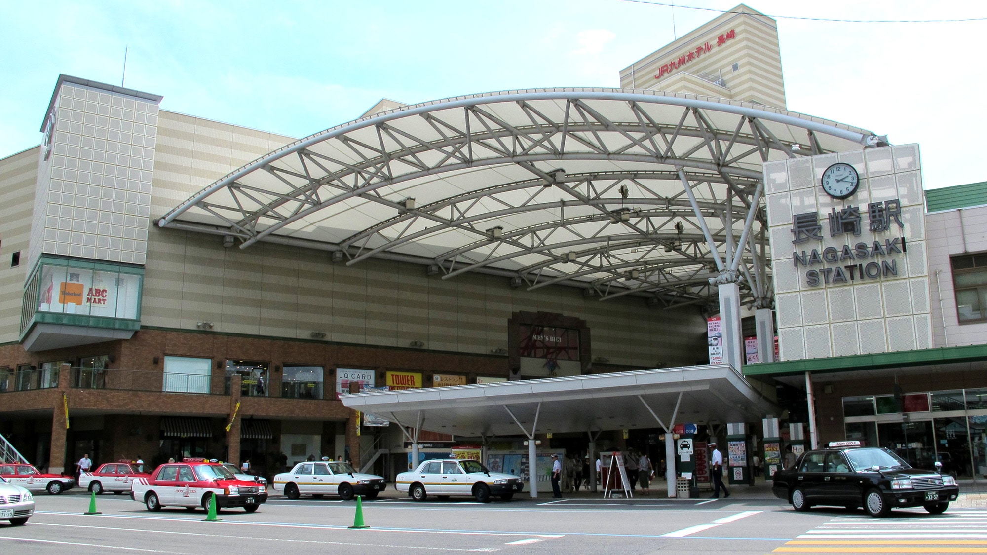 JR長崎站距離酒店約 10 分鐘步行路程。距離五町電車站僅 2 分鐘步行路程，方便前往主要旅遊景點。