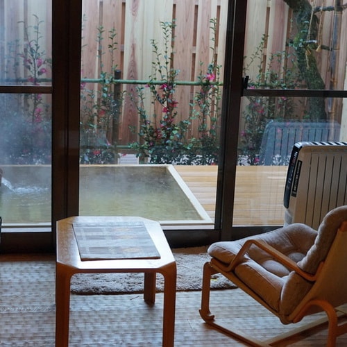 Guest room with open-air bath [Yuri]. There is an open-air bath outside the room where you can take a bath at any time.