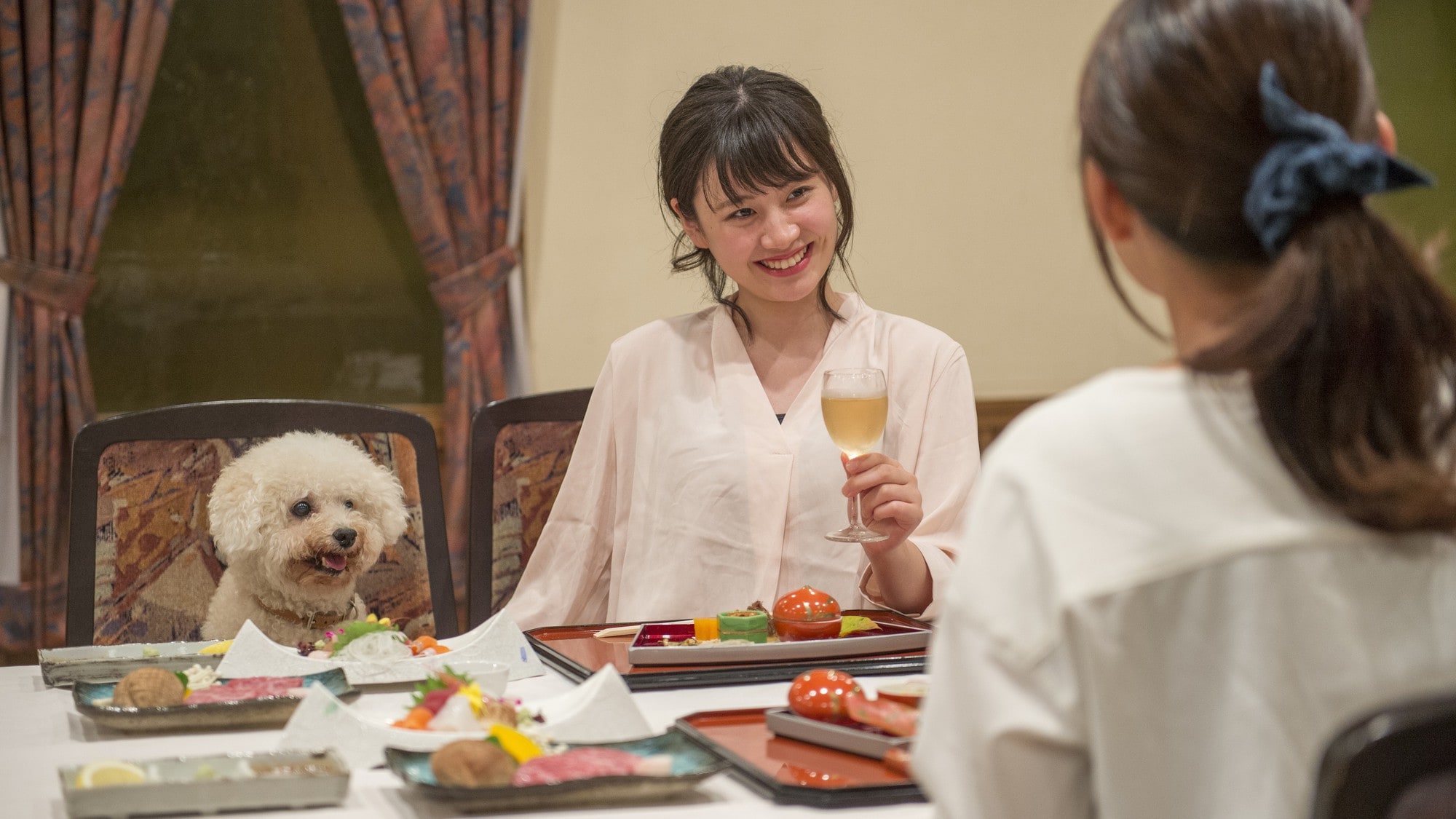 Anda dapat bersantap dengan anjing Anda di restoran tersebut.