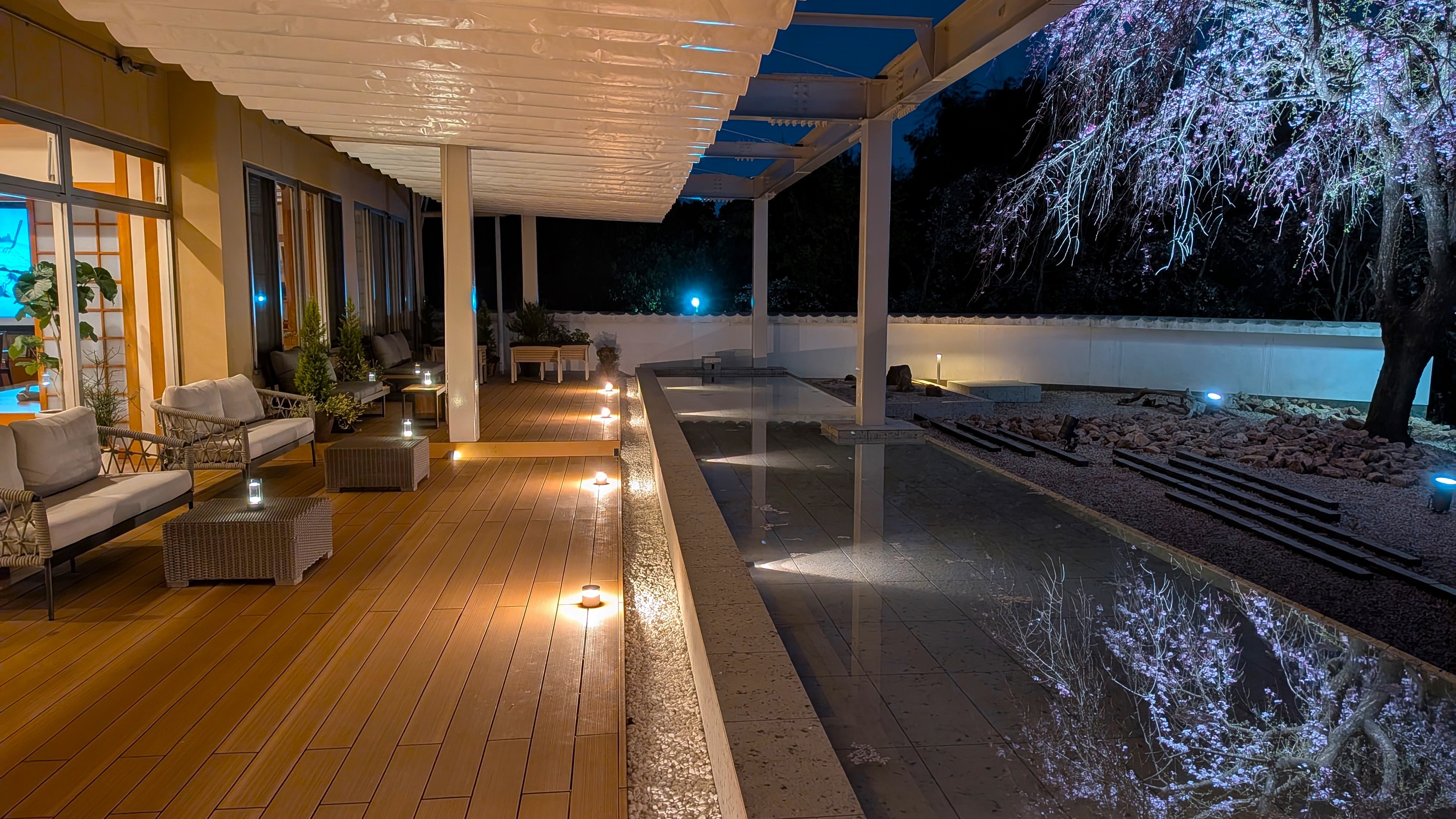 The "Satoyo Terrace," a prime seating terrace overlooking the water (image from the nighttime)