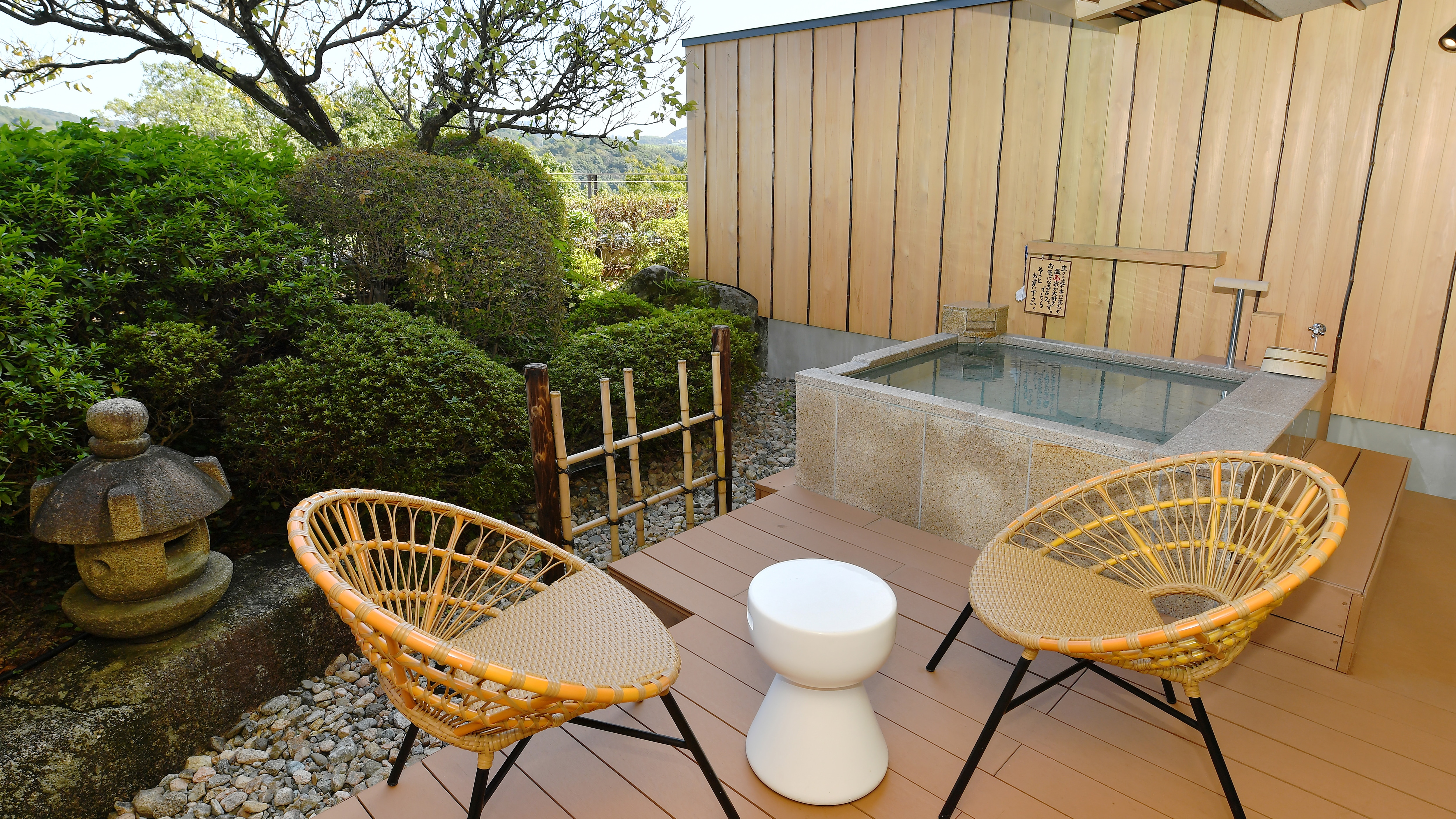 Japanese-style room with 12.5 tatami mats and an open-air bath (hot spring: circulating filtration type)