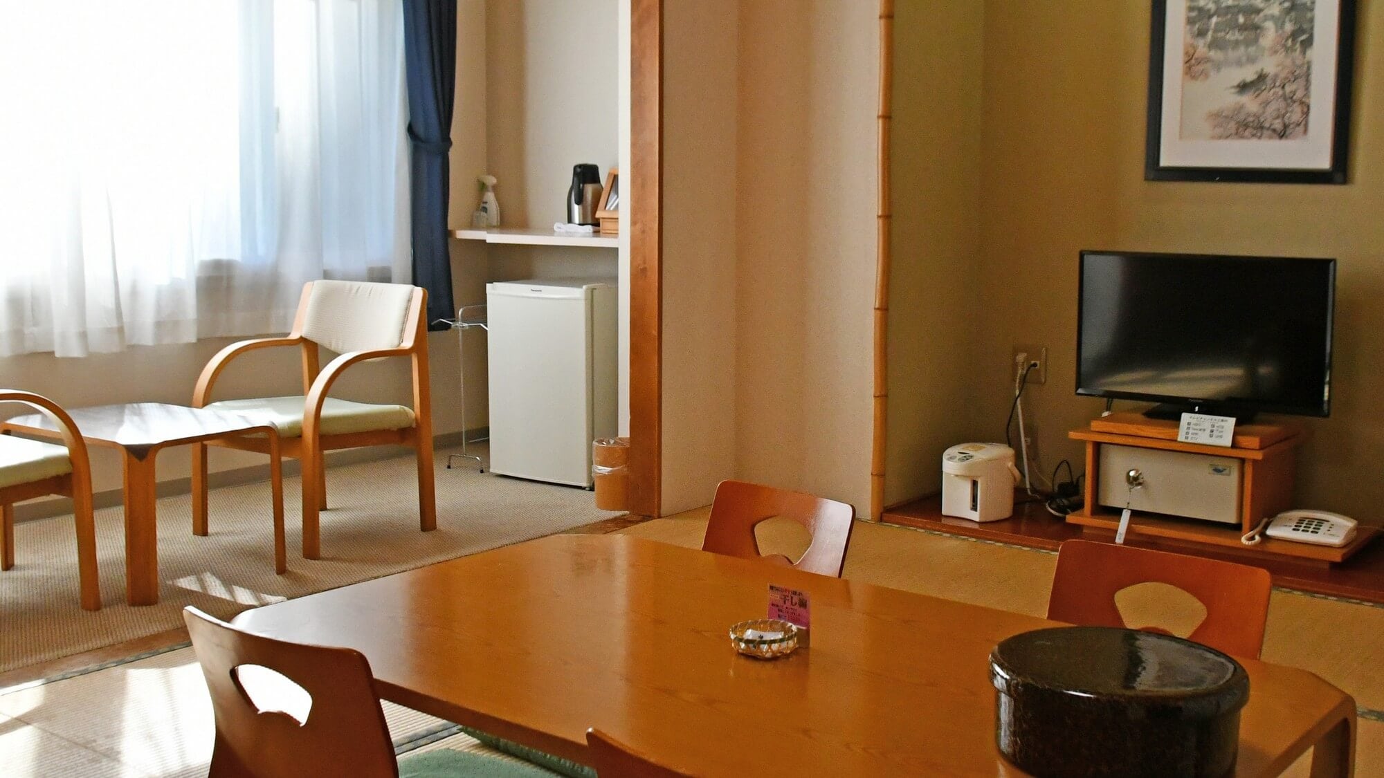 [Basic Japanese-style room] A 10-tatami Japanese-style room where you can relax in the scent of tatami. The simple design makes it ideal for families or groups.