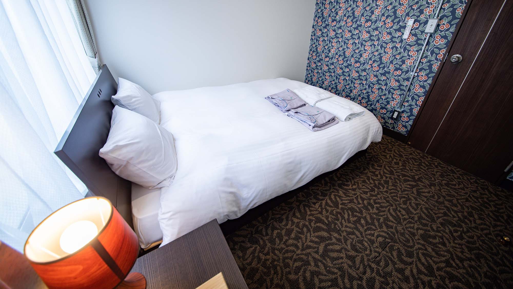 ・[206 Double Room] Relax in a spacious bed
