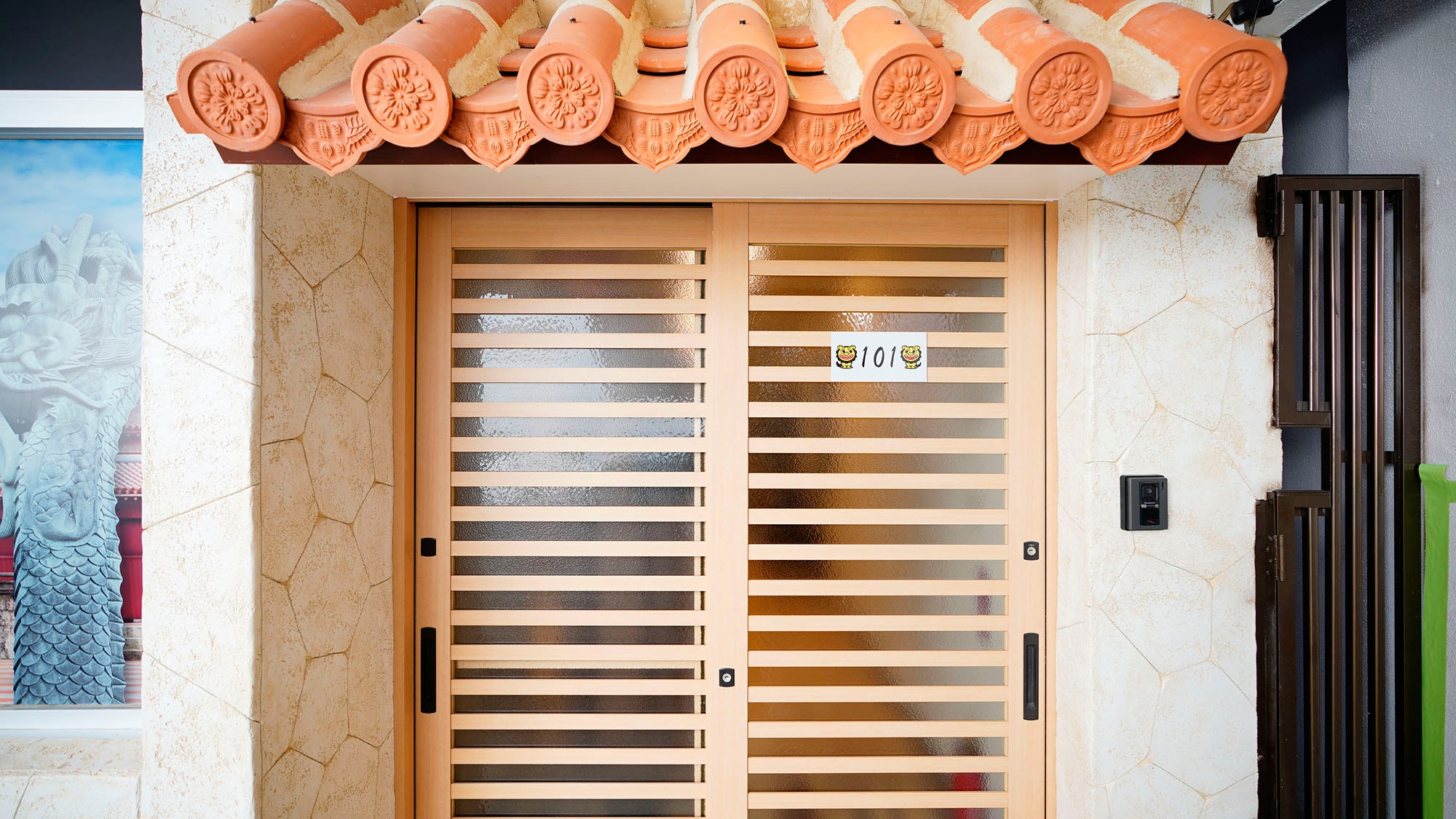 ・Room 101: Look for the red tile roof★