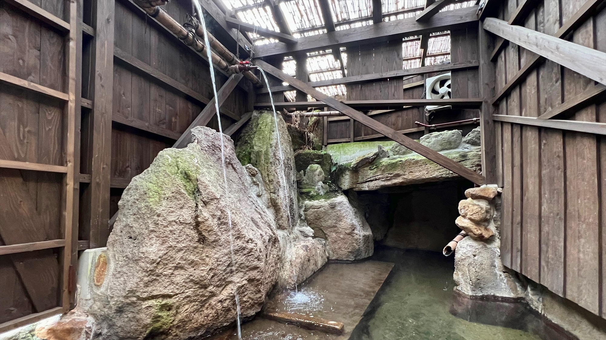 Private bath: "Iwa Kagami" with a waterfall bath