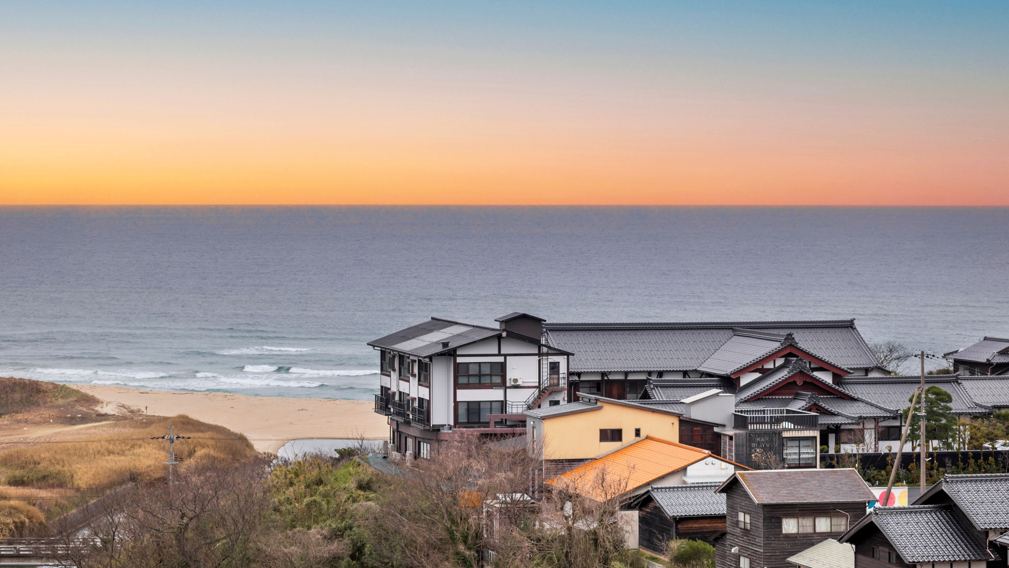 [Eksterior] Sebuah penginapan berbentuk perahu yang dibangun di atas bukit