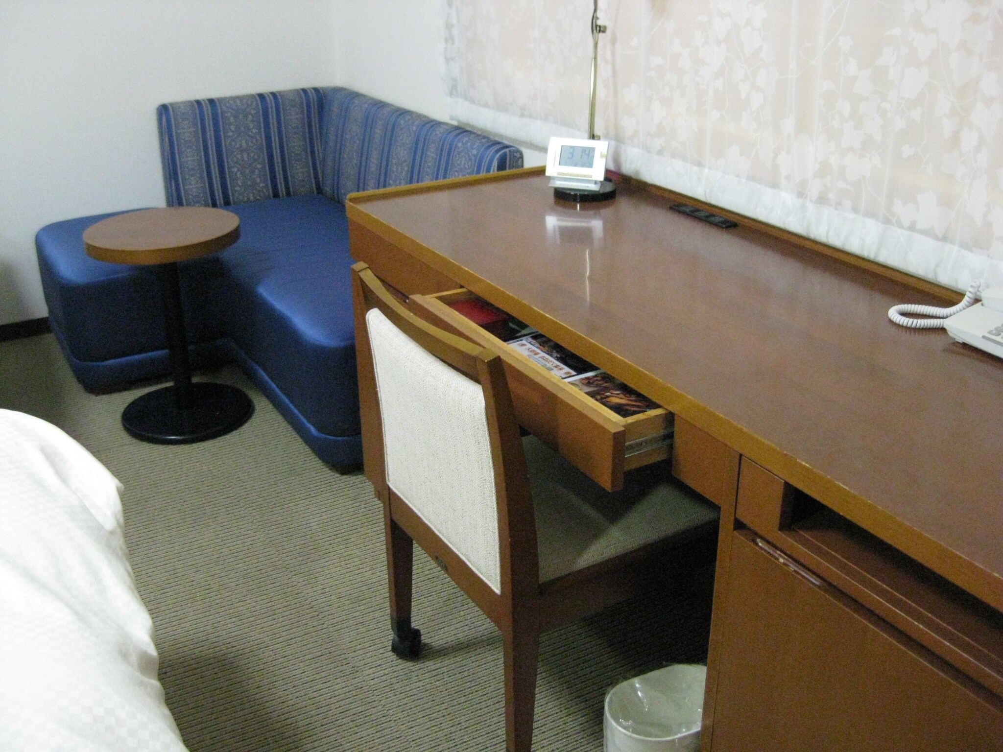 T4 desk