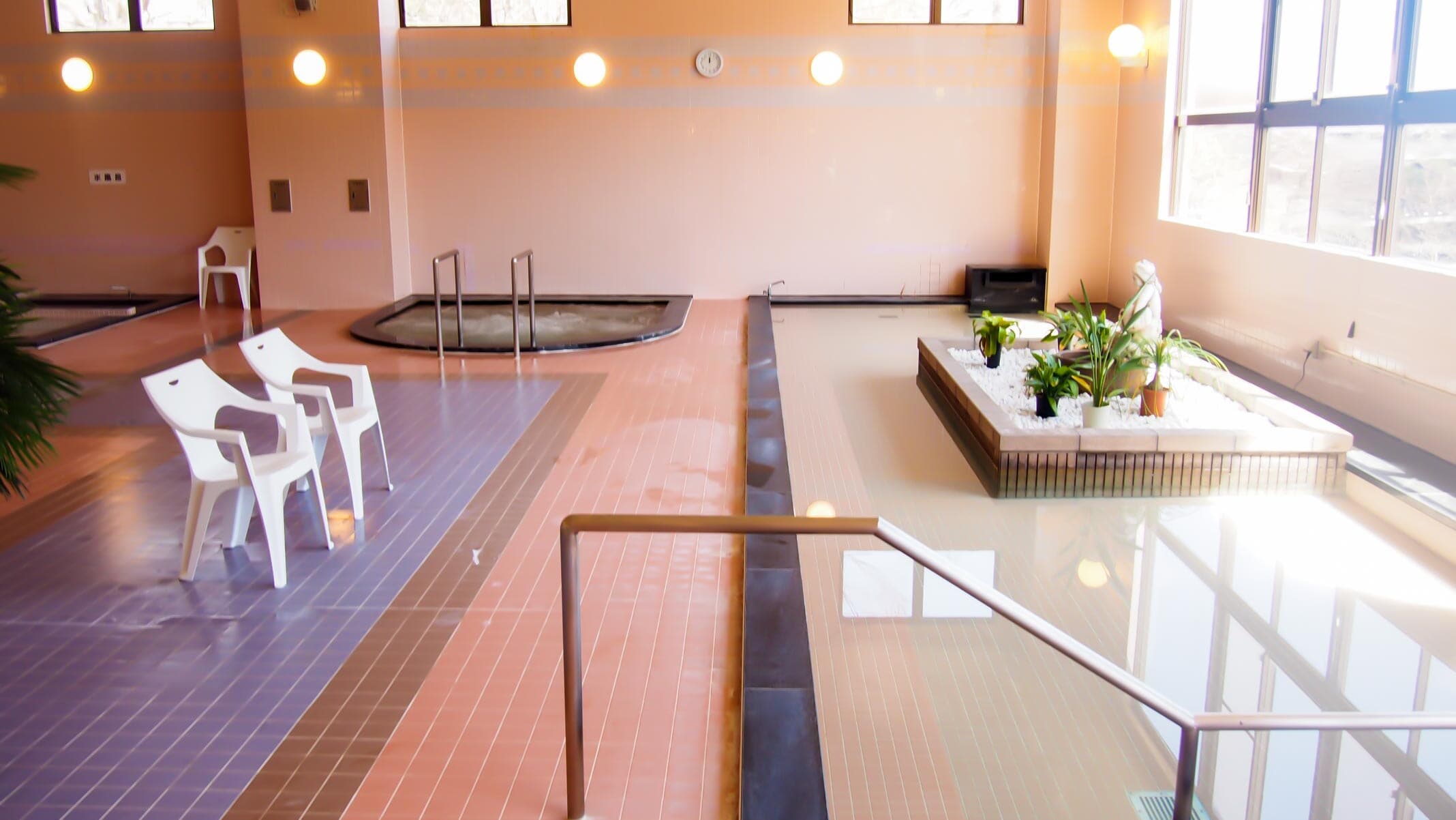 Large spacious bath for women