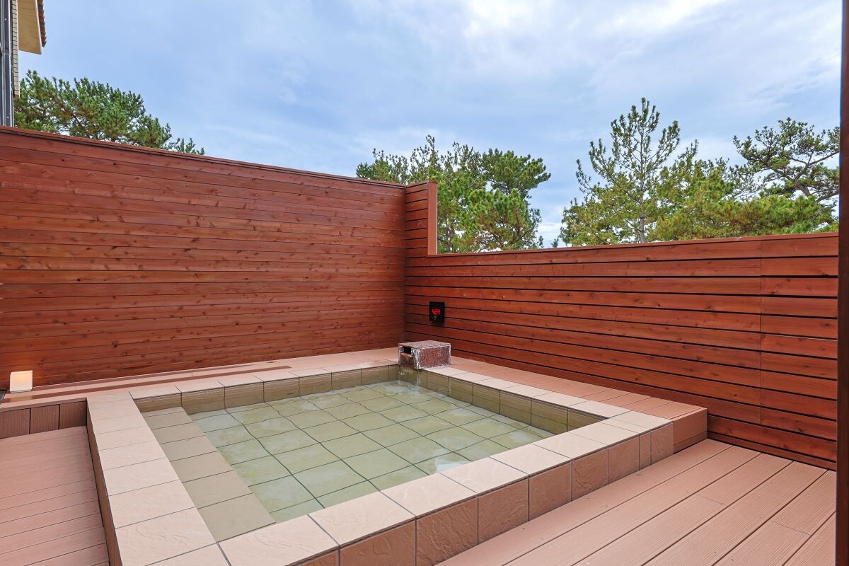 Large communal bath, open-air bath