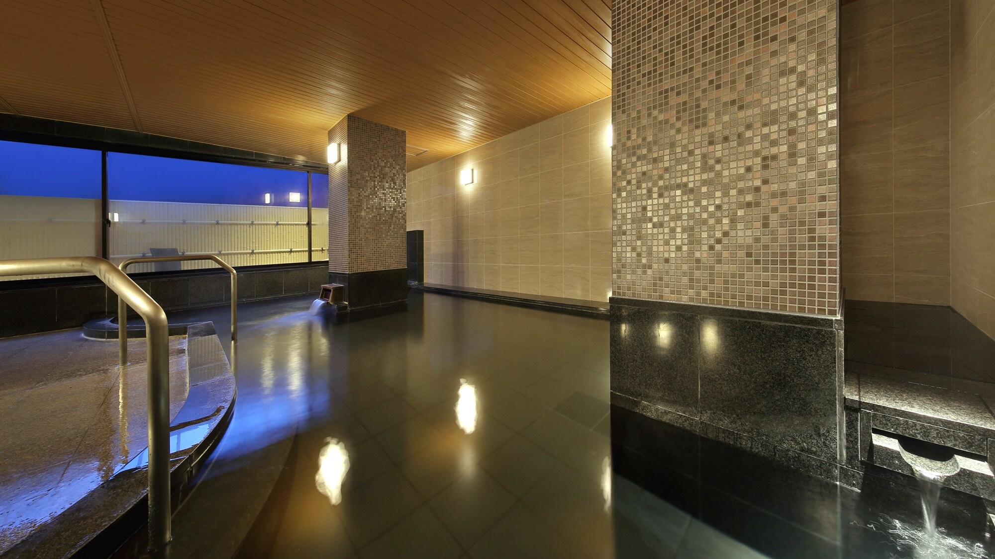 [B1F Large Public Bath] Two large baths that can be used in round trips. (Men and women alternate use)
