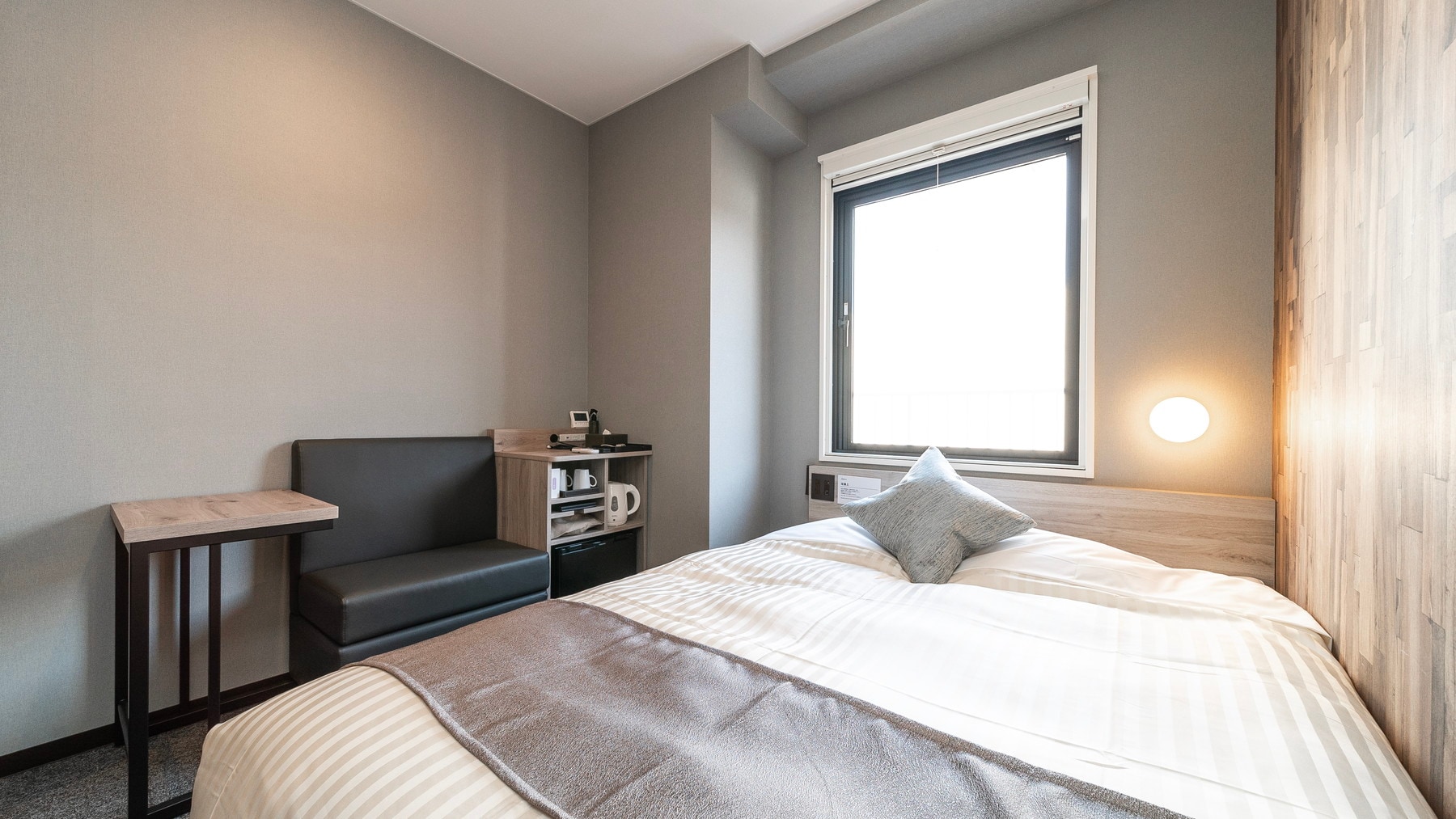 A 150cm wide bed and a mattress with just the right amount of firmness will ensure you a good night's sleep.