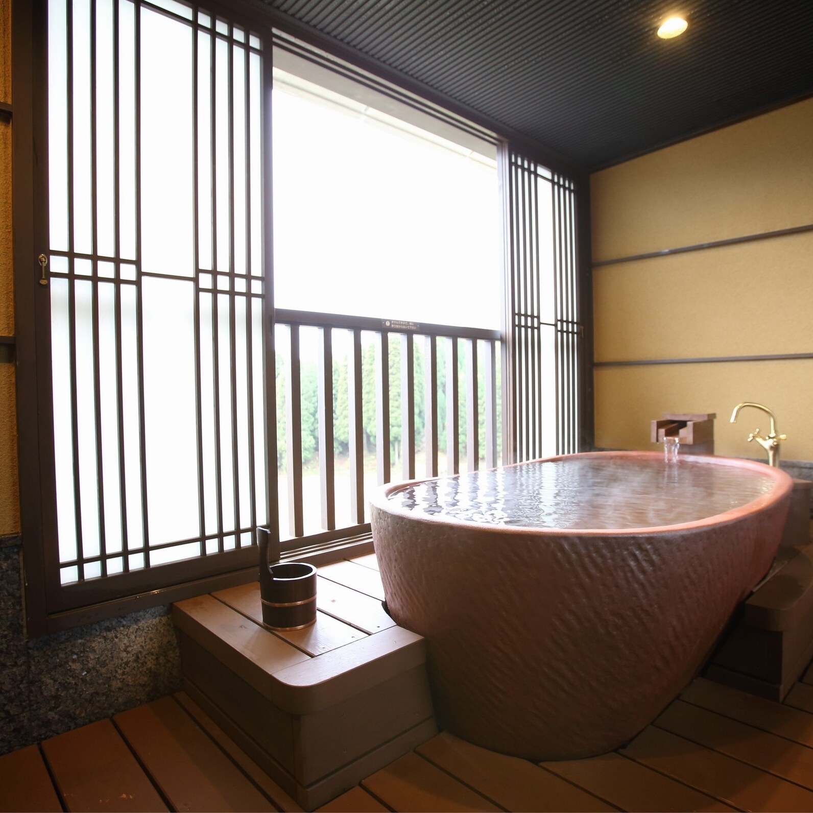 Newly renovated in December 2016. A modern Japanese-style room with a 47m2 open-air bath and a natural hot spring.