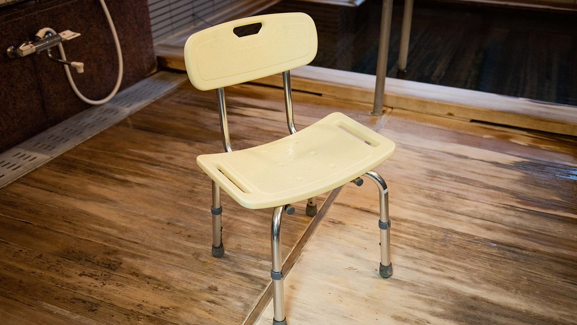 ・ Equipped with shower chair