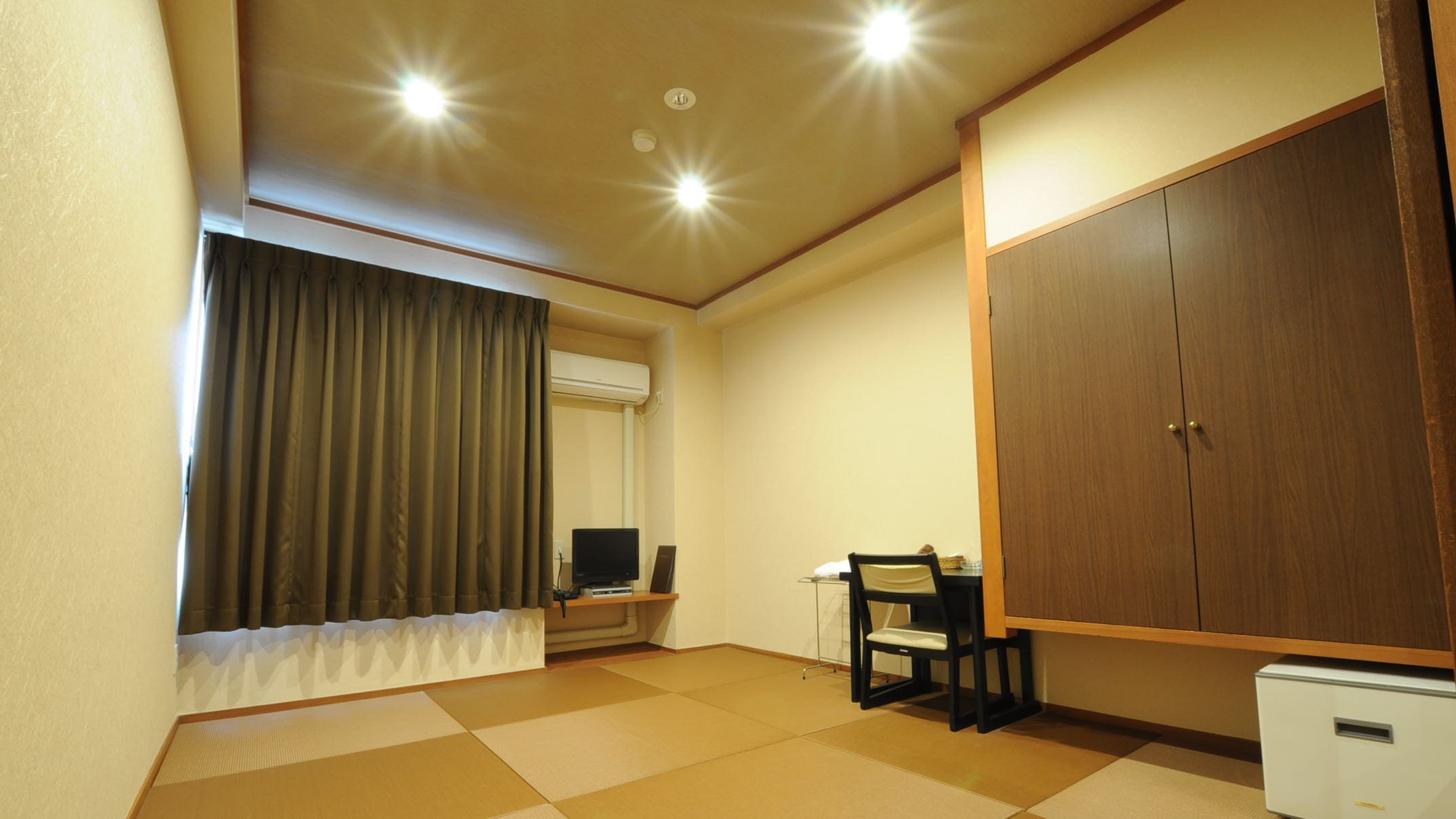 ◆Standard Japanese-style room (6 tatami mats) ＜Non-smoking/with bath and toilet＞