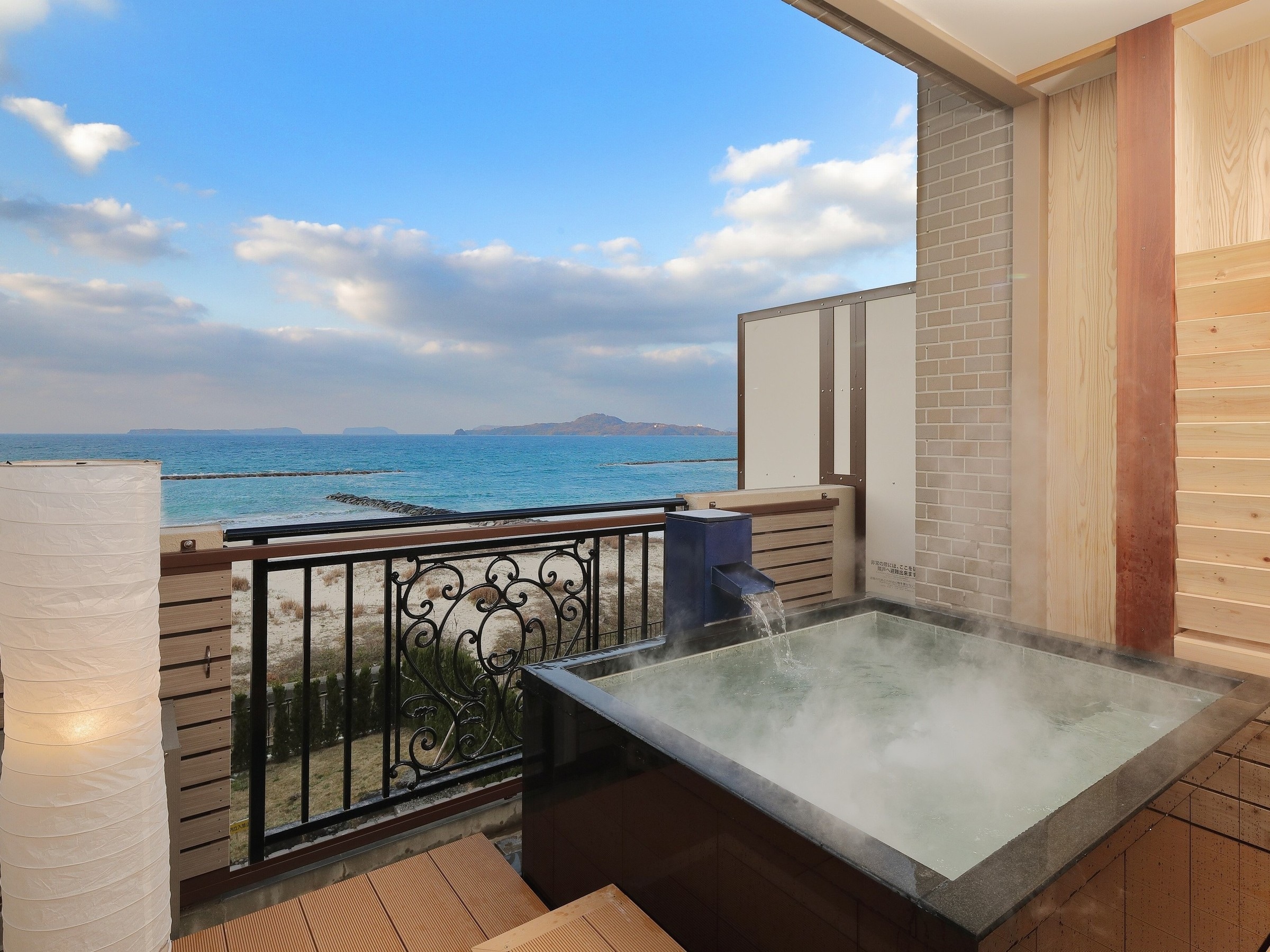 Please spend a relaxing time surrounded by the sound of the sea in a private room with an open-air bath ♪